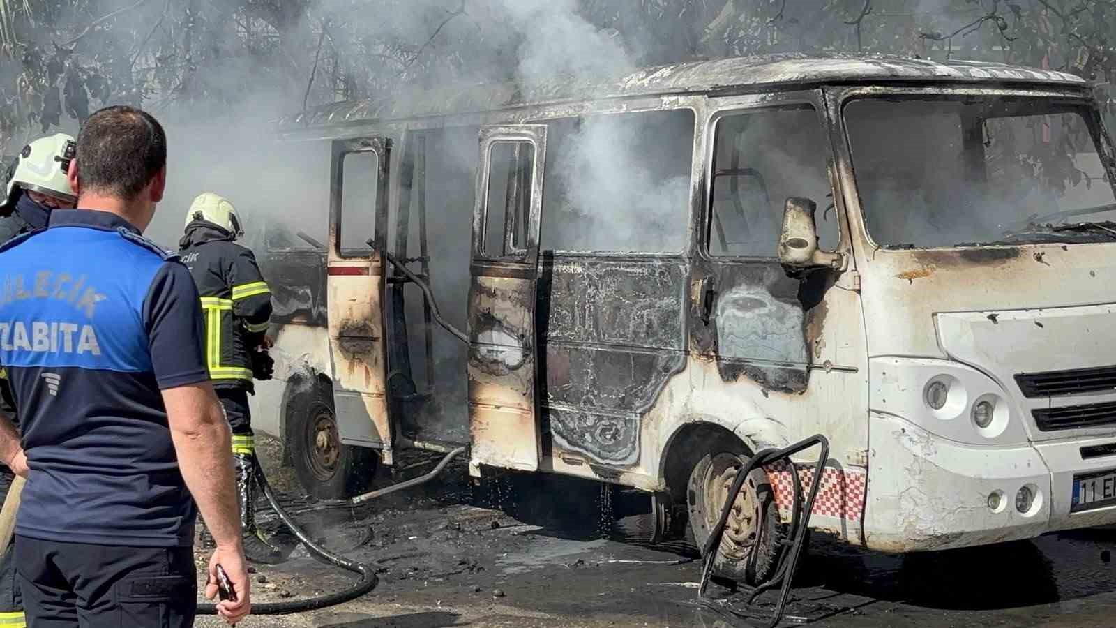 Park halindeki minibüs alev alev yandı