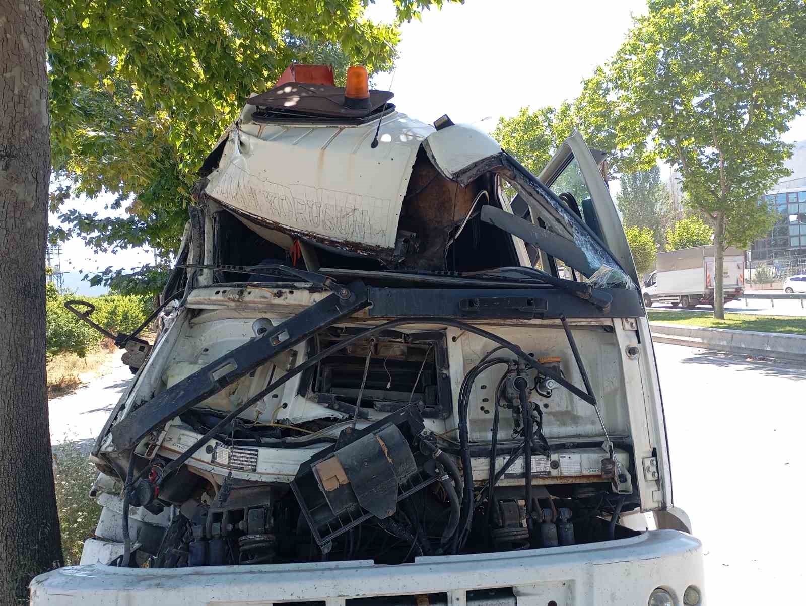 Freni patlayan kamyon 2 araca çarptı; 3 kişi yaralandı