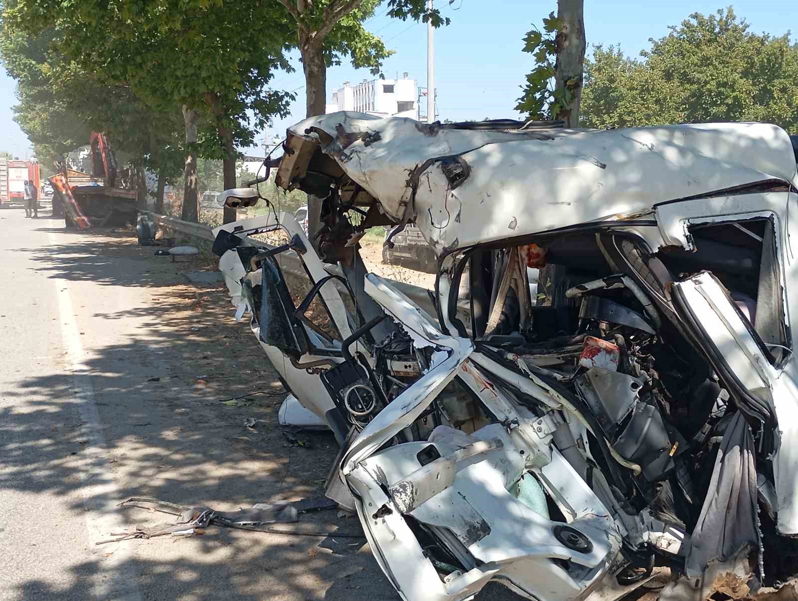 Freni patlayan kamyon 2 araca çarptı; 3 kişi yaralandı