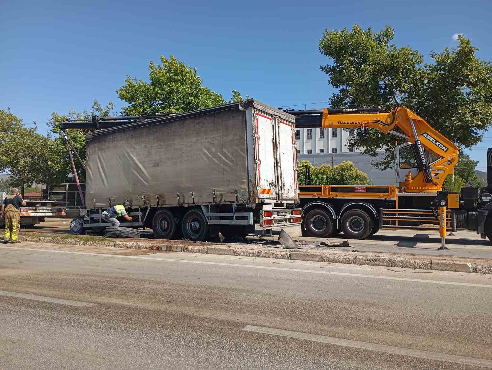 Freni patlayan kamyon 2 araca çarptı; 3 kişi yaralandı