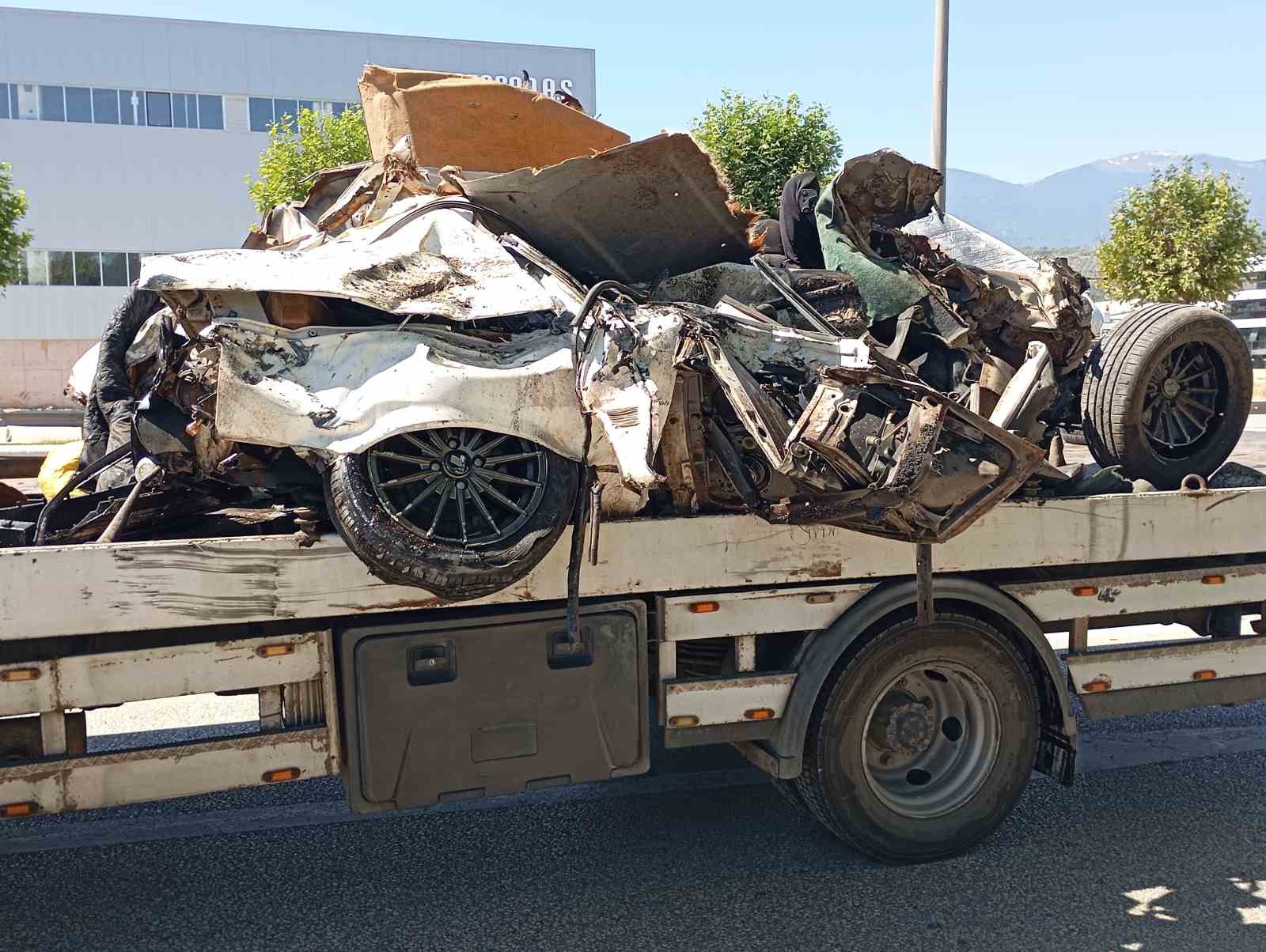 Freni patlayan kamyon 2 araca çarptı; 3 kişi yaralandı