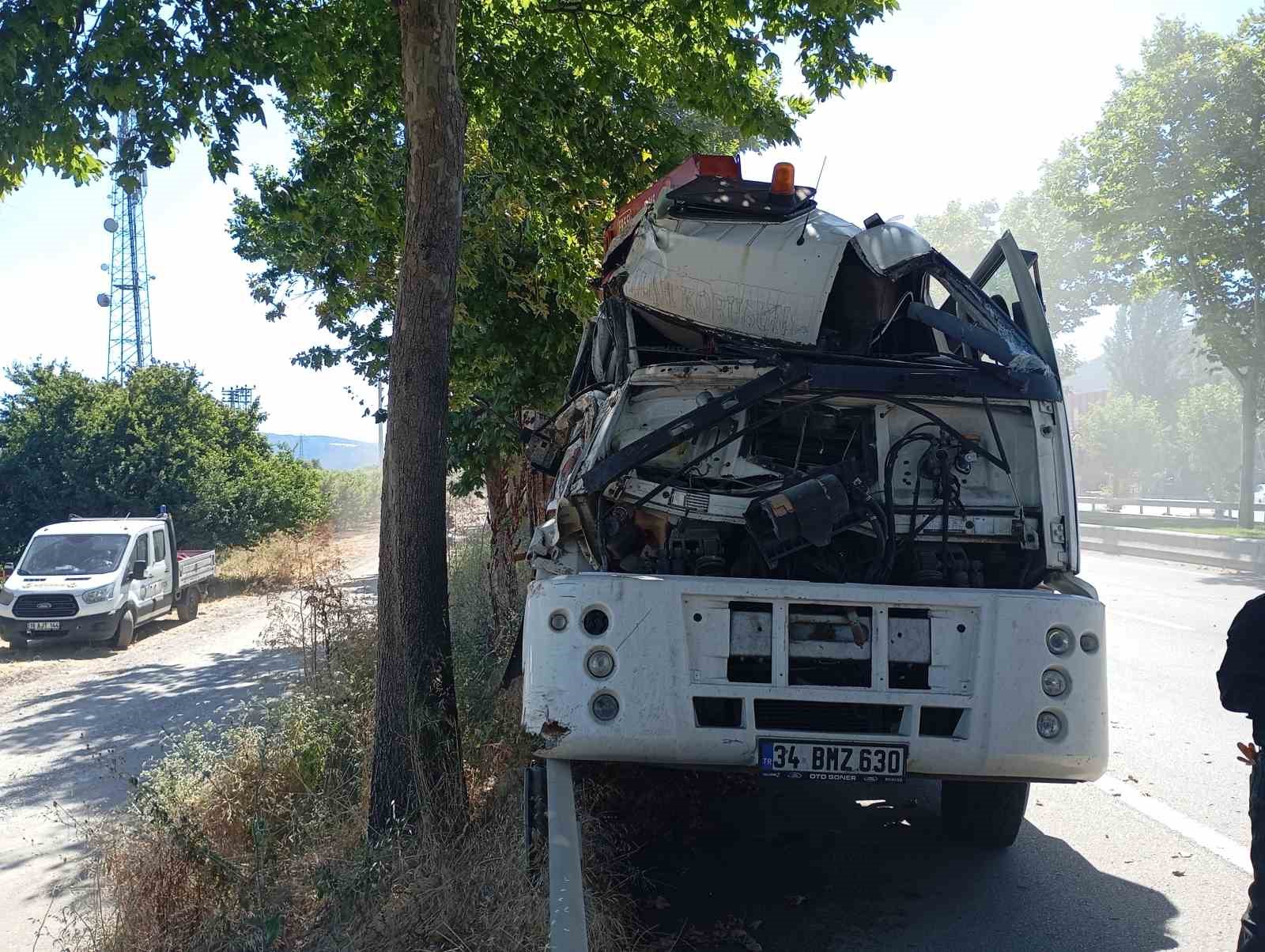 Freni patlayan kamyon 2 araca çarptı; 3 kişi yaralandı