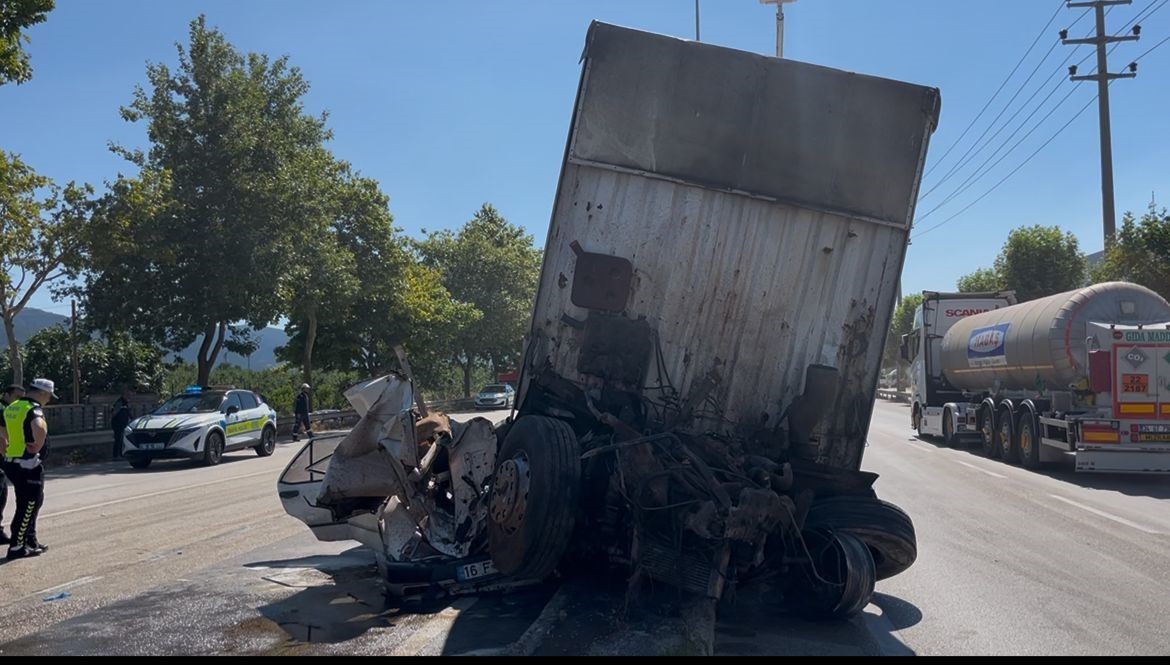 Freni patlayan kamyon 2 araca çarptı; 3 kişi yaralandı
