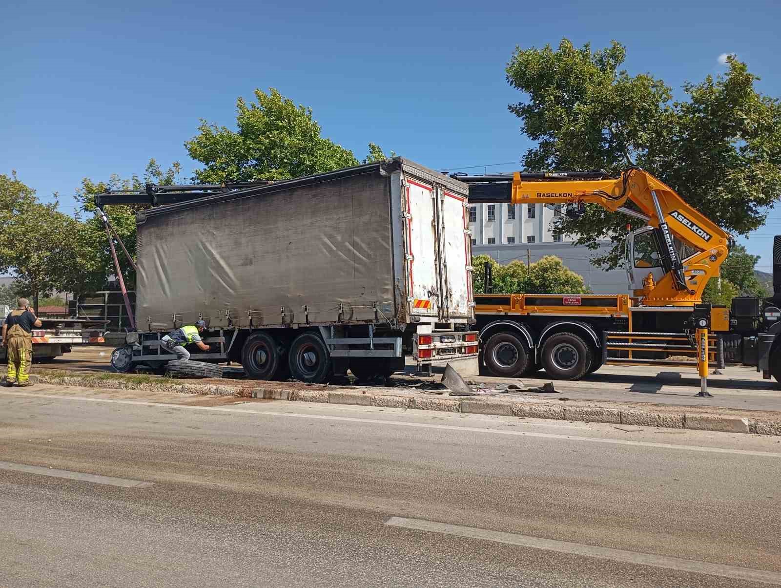 Freni patlayan kamyon 2 araca çarptı; 3 kişi yaralandı