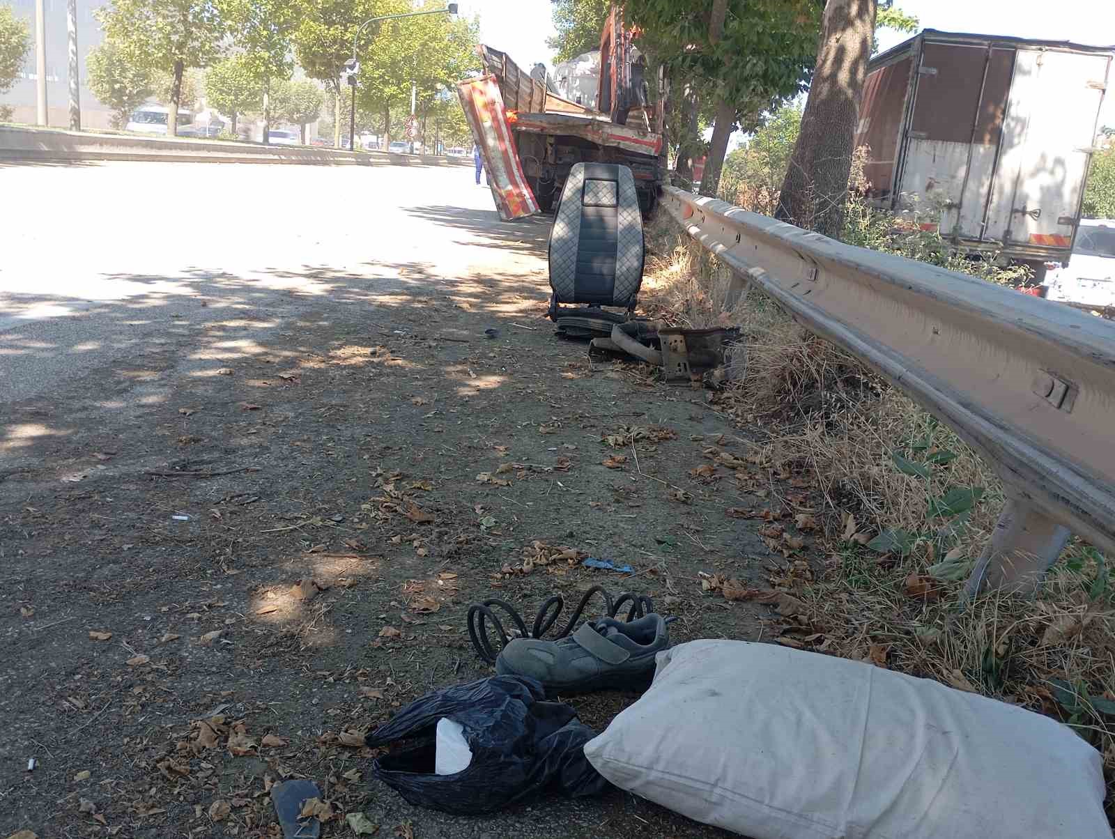 Freni patlayan kamyon 2 araca çarptı; 3 kişi yaralandı