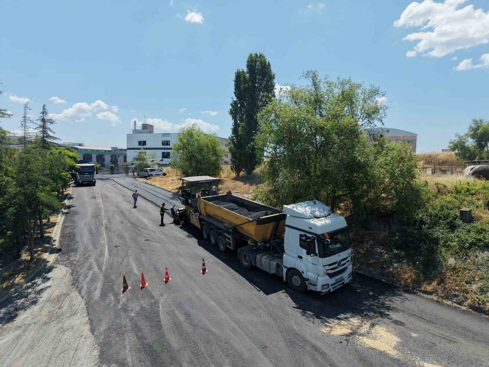 Esenyurt’ta yol yenileme çalışmaları aralıksız sürüyor