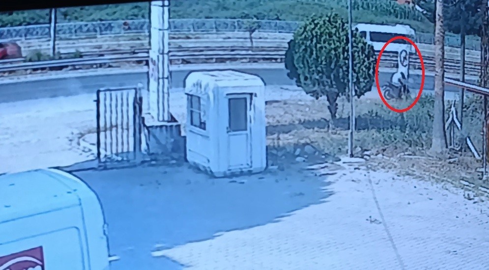 Yol kenarındaki tabelaya çarpan motosikletli kask sayesinde hayata tutundu