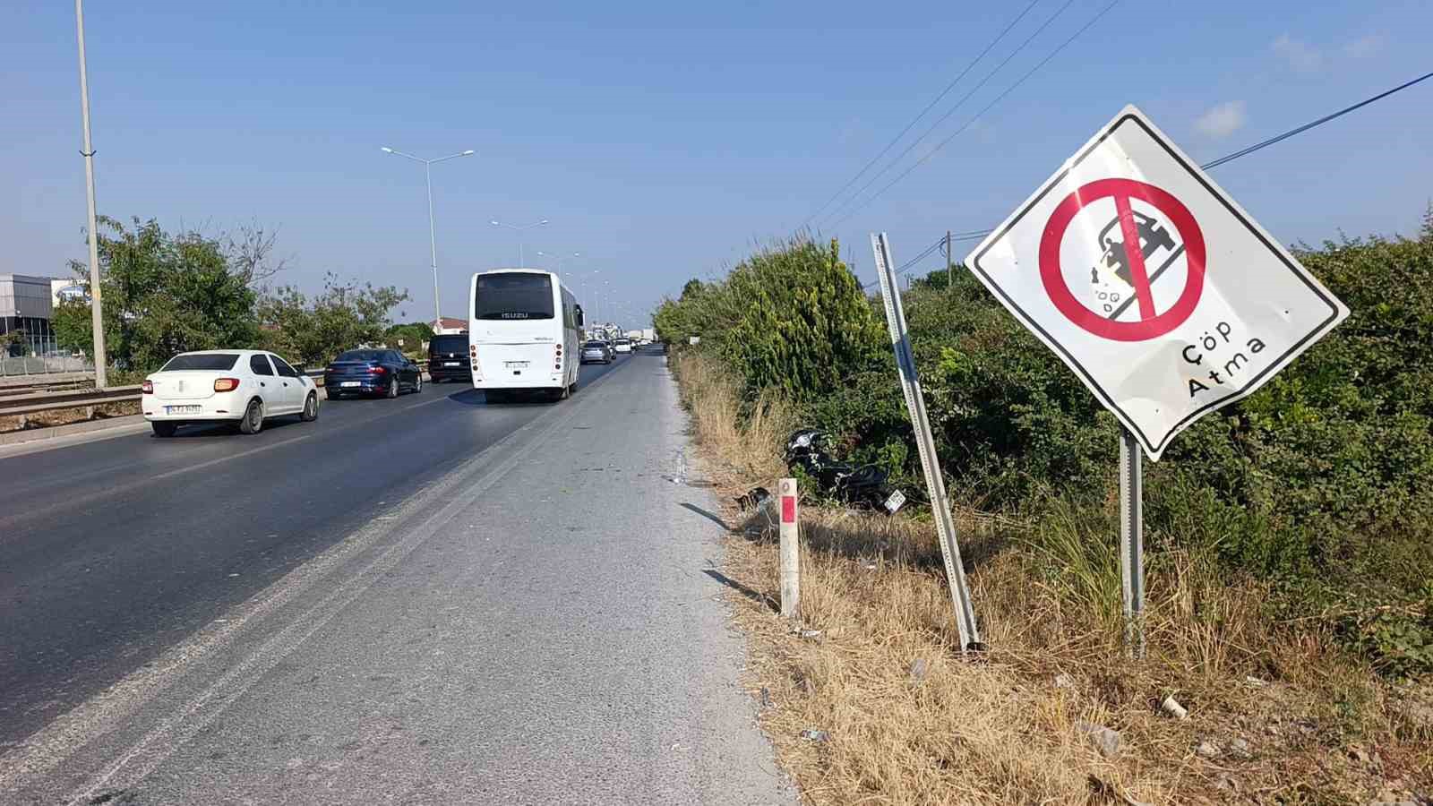 Yol kenarındaki tabelaya çarpan motosikletli kask sayesinde hayata tutundu