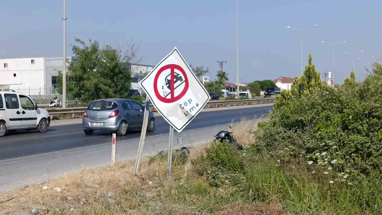 Yol kenarındaki tabelaya çarpan motosikletli kask sayesinde hayata tutundu