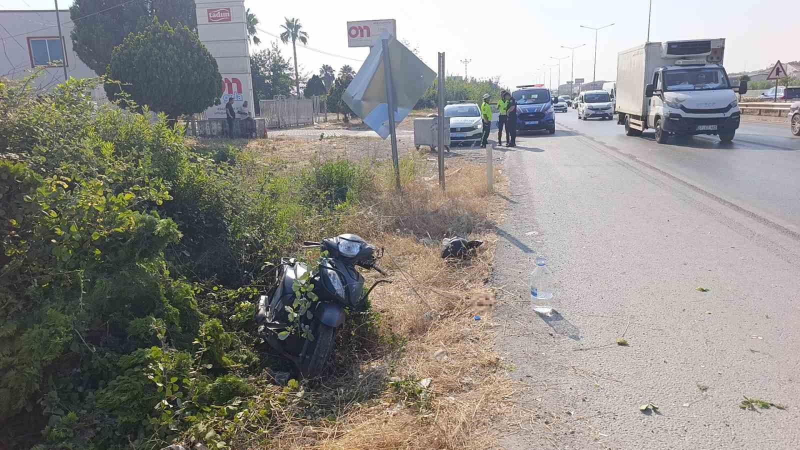 Yol kenarındaki tabelaya çarpan motosikletli kask sayesinde hayata tutundu