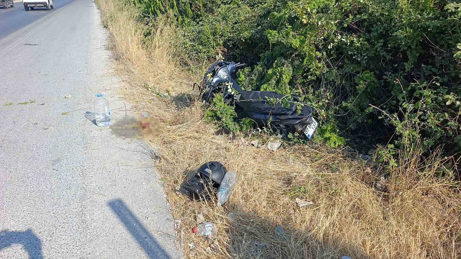 Yol kenarındaki tabelaya çarpan motosikletli kask sayesinde hayata tutundu