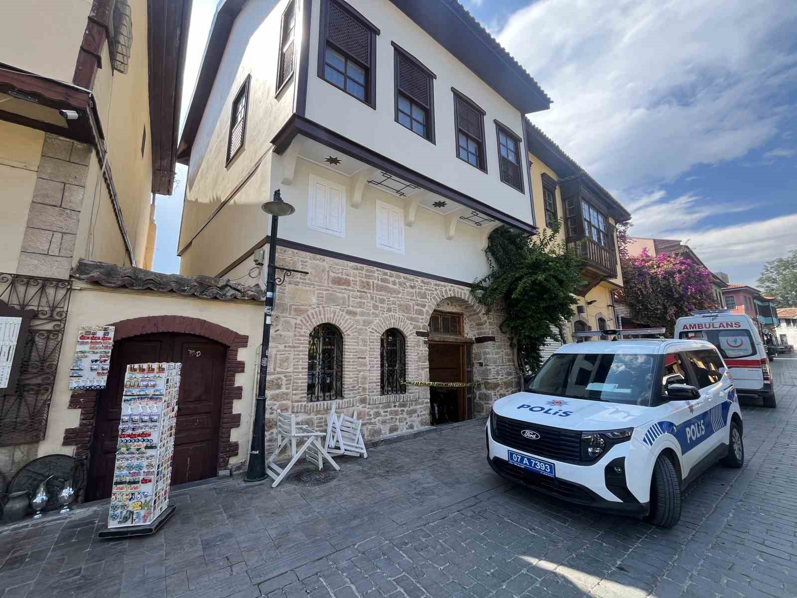 Antalya’da yaşayan Alman evinde ölü bulundu