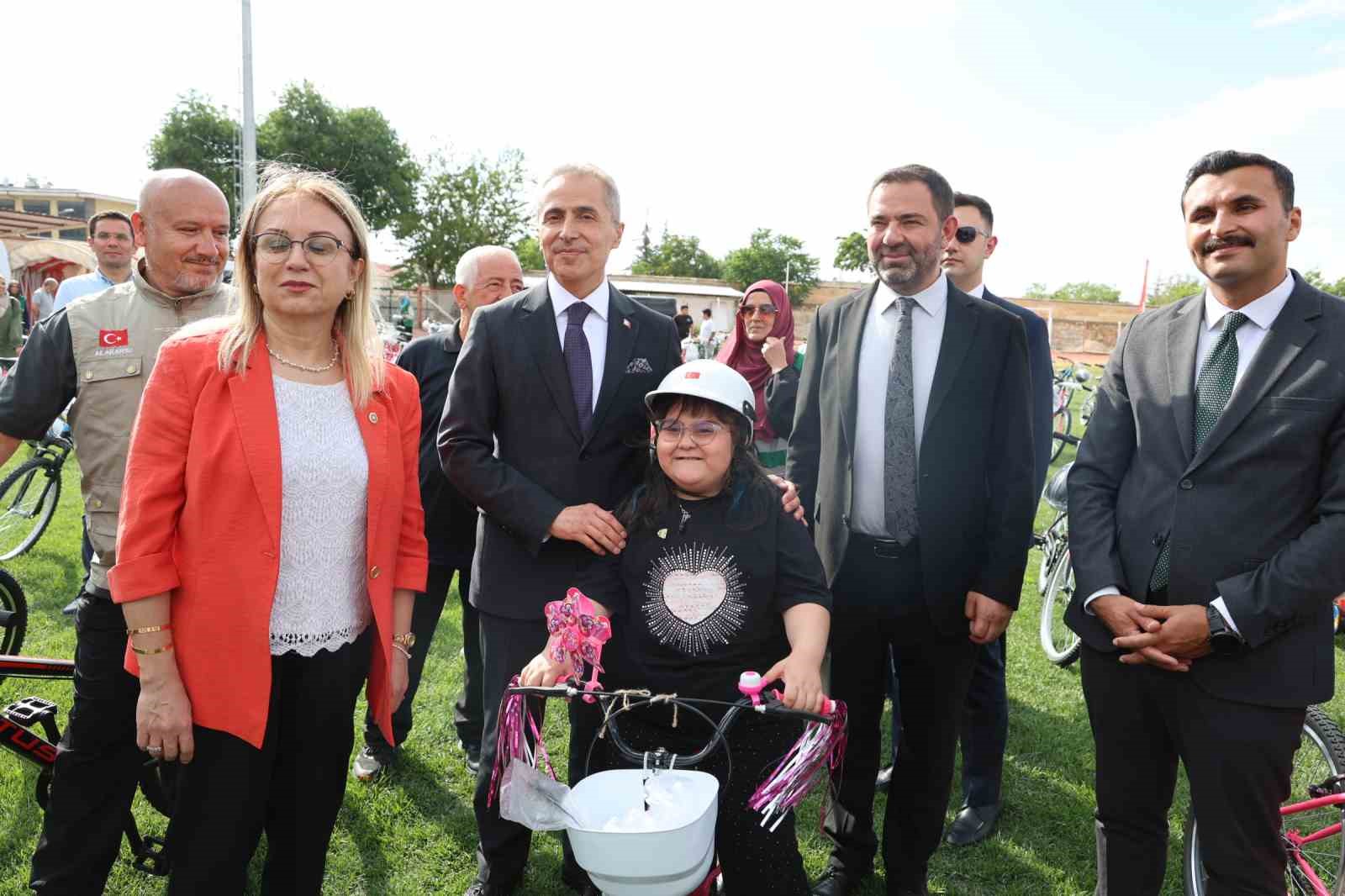 Nevşehir’de şenlikte 250 çocuğa bisiklet