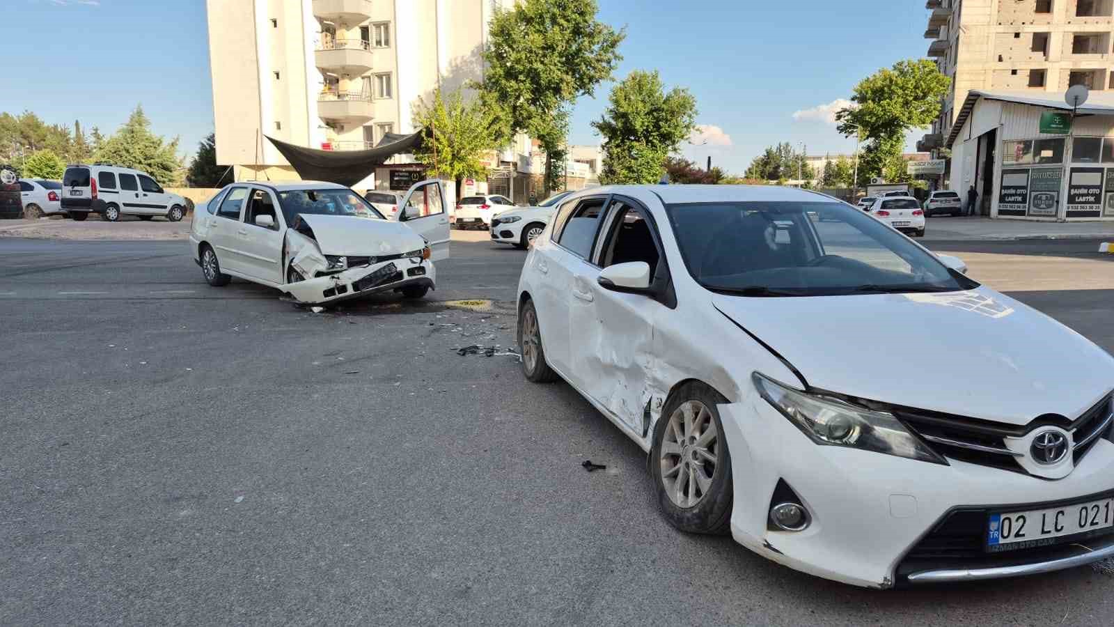 Adıyaman’da iki otomobil çarpıştı: 1’i ağır 3 yaralı
