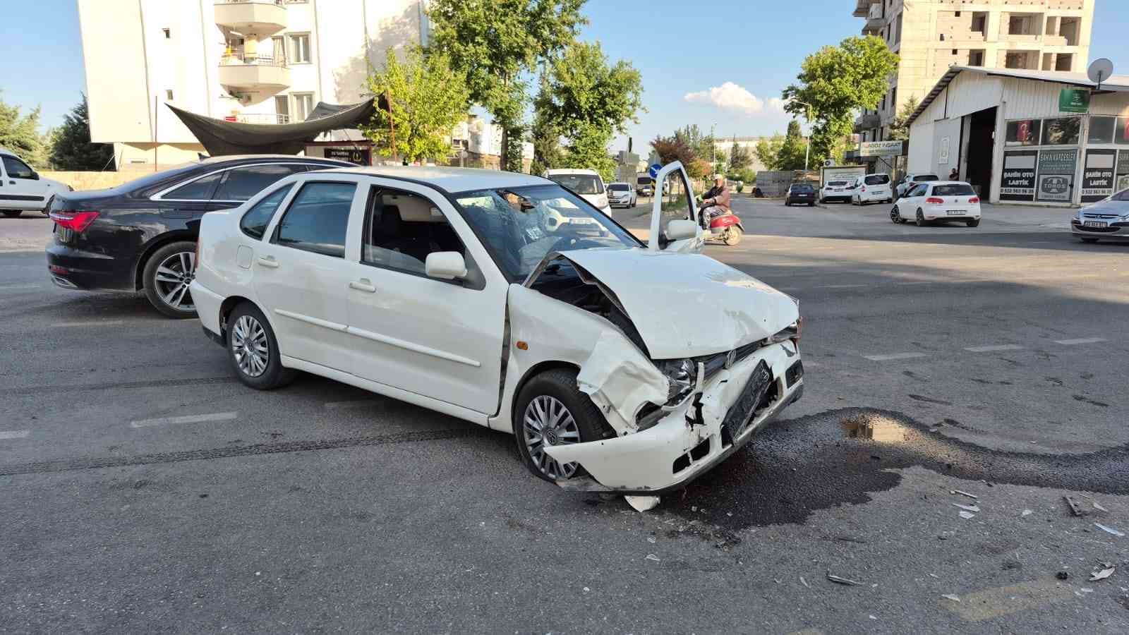 Adıyaman’da iki otomobil çarpıştı: 1’i ağır 3 yaralı