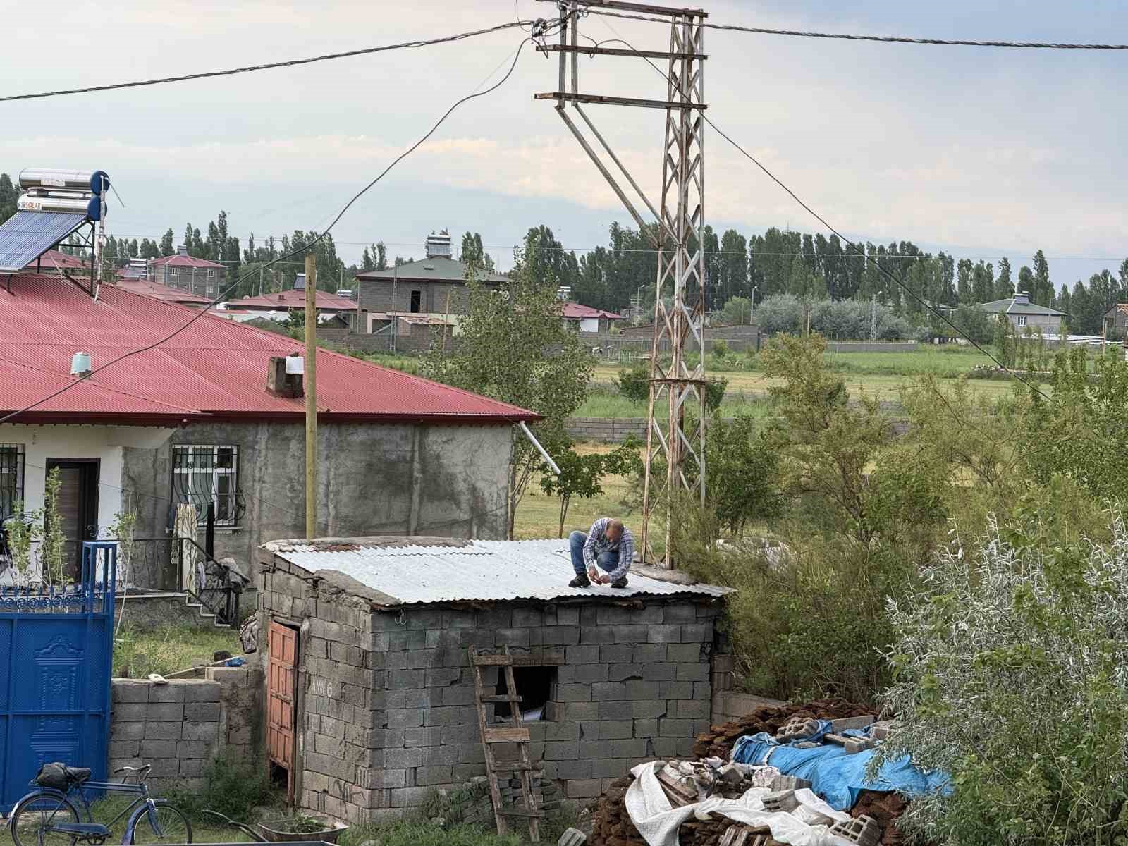 Iğdır’da fırtına çatıları uçurdu