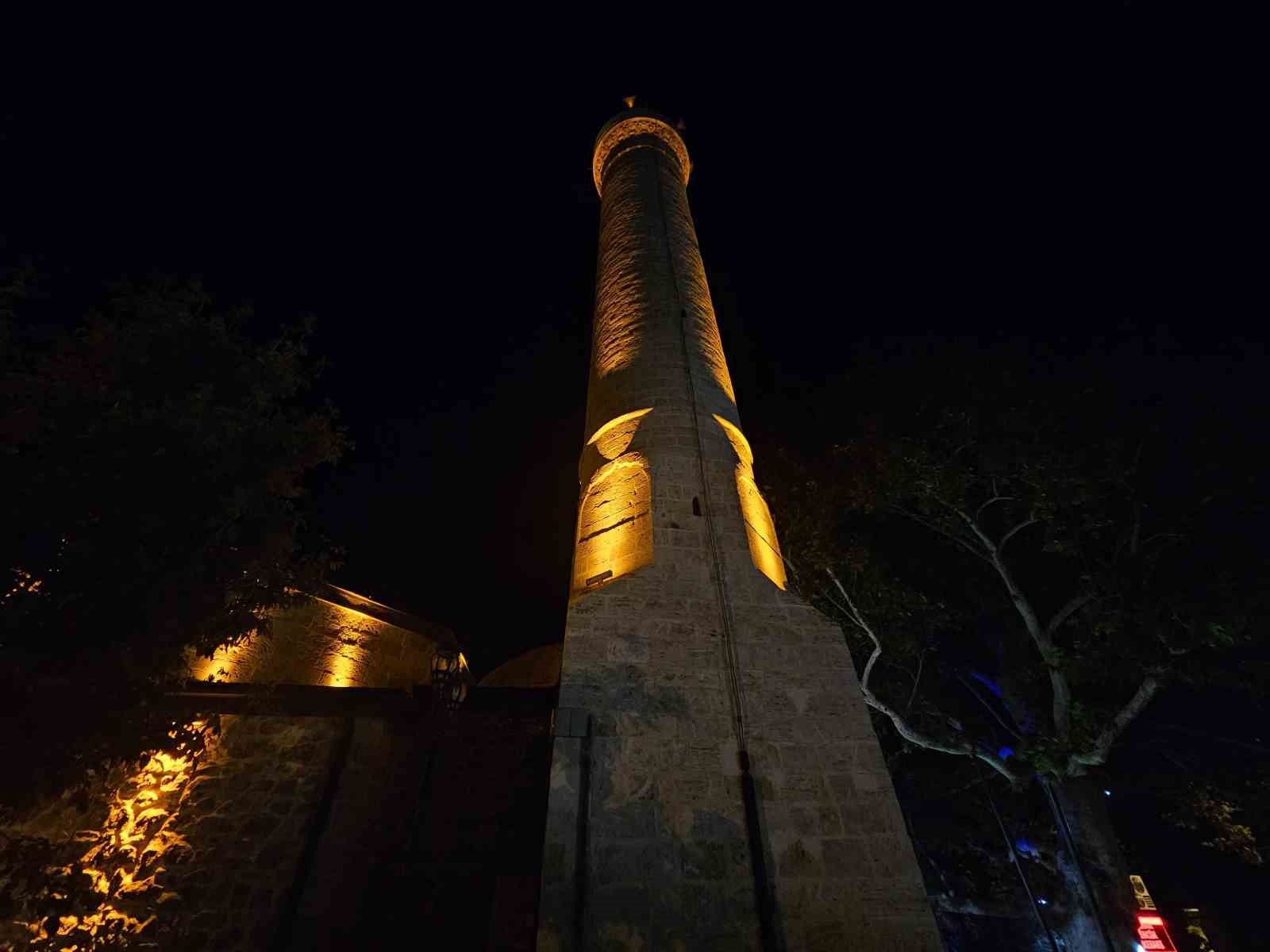 Tarihi Harput Mahallesi’nde gece güzelliği