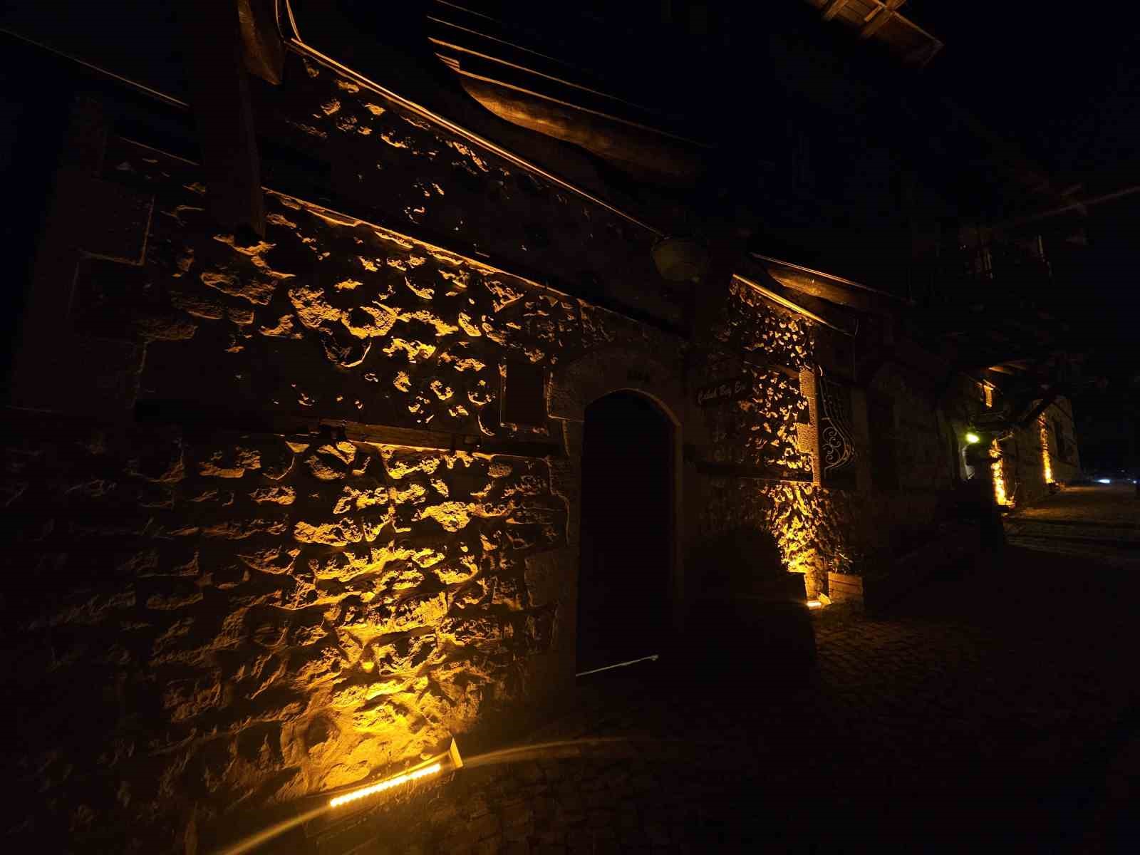 Tarihi Harput Mahallesi’nde gece güzelliği