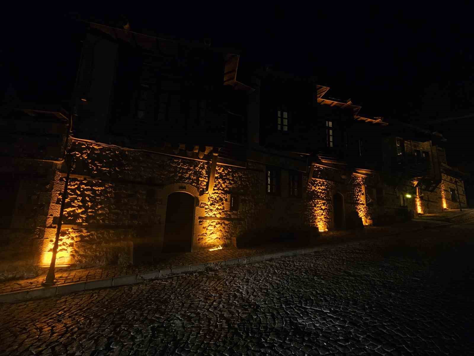 Tarihi Harput Mahallesi’nde gece güzelliği