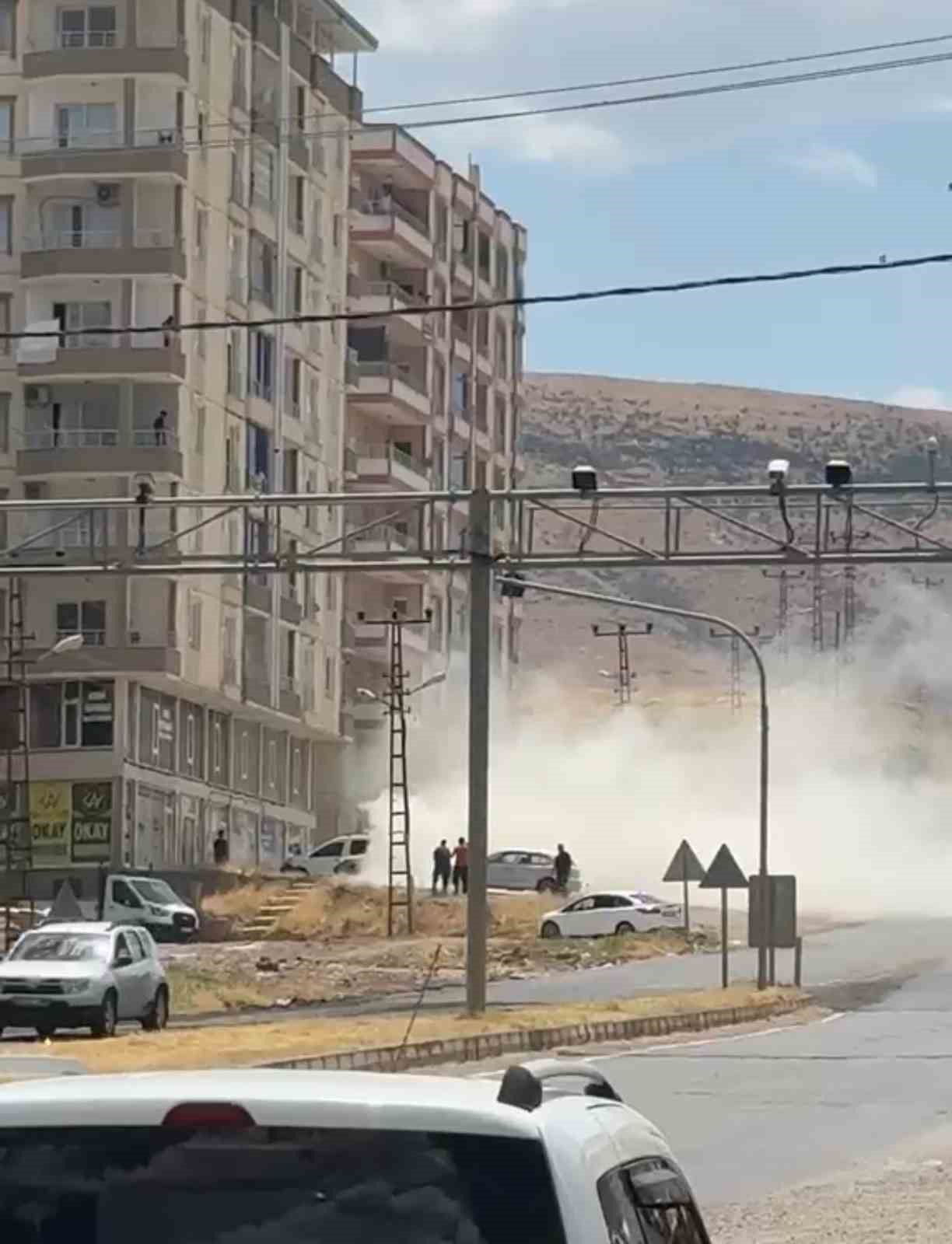 Siirt’te elektrik direğinde çıkan yangın paniğe neden oldu