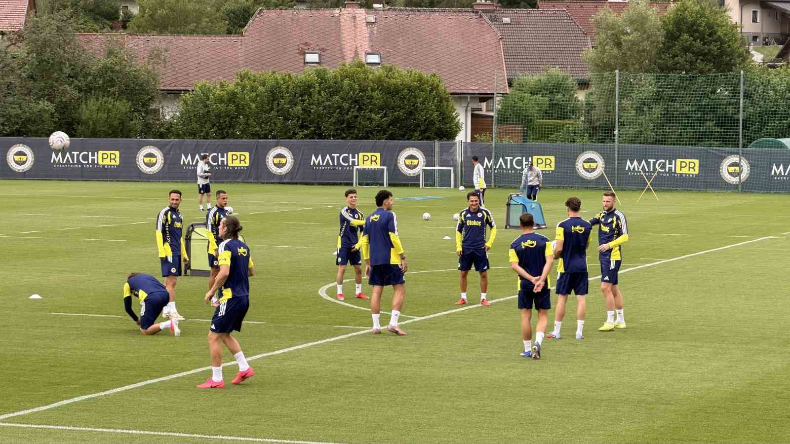 Fenerbahçe, Avusturya’da günü çift antrenmanla tamamladı