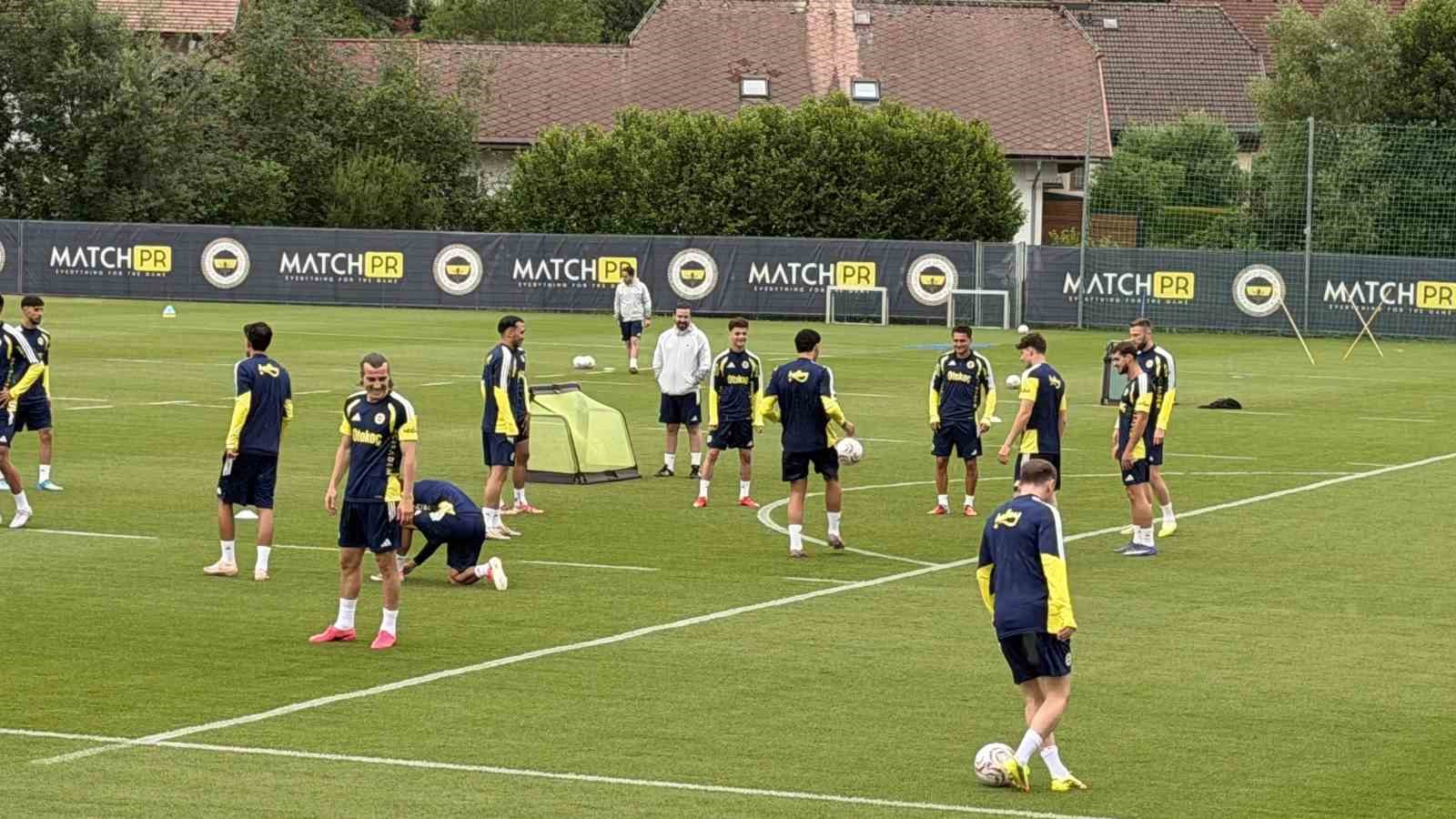Fenerbahçe, Avusturya’da günü çift antrenmanla tamamladı
