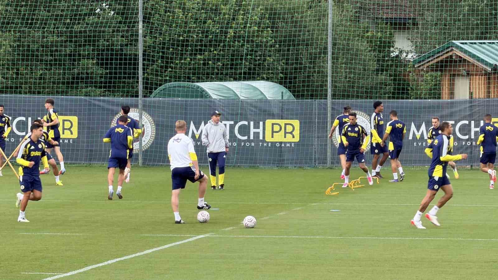 Fenerbahçe, Avusturya’da günü çift antrenmanla tamamladı