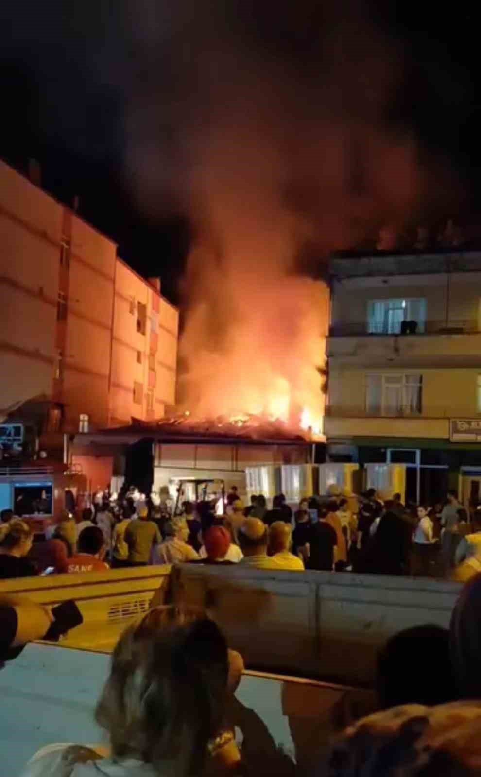Boya deposu alevlere teslim oldu