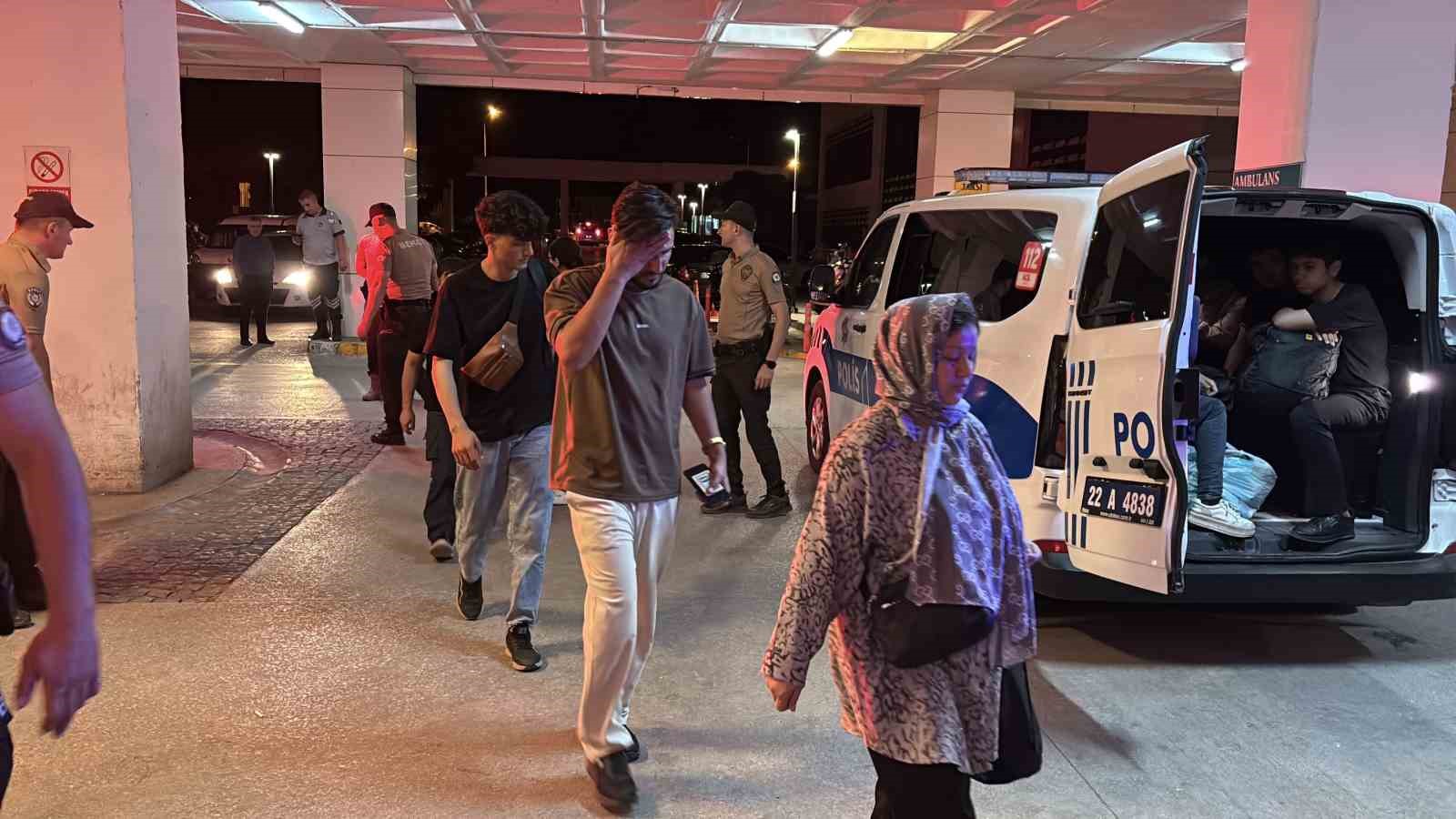 Edirne’de 24 düzensiz göçmen ile göçmen kaçakçılığı şüphelisi yakalandı