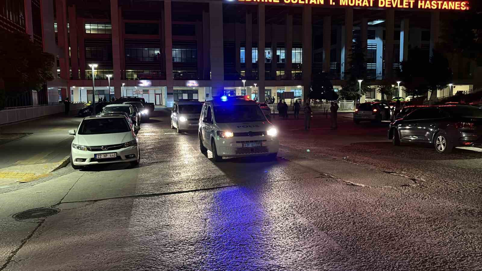 Edirne’de 24 düzensiz göçmen ile göçmen kaçakçılığı şüphelisi yakalandı