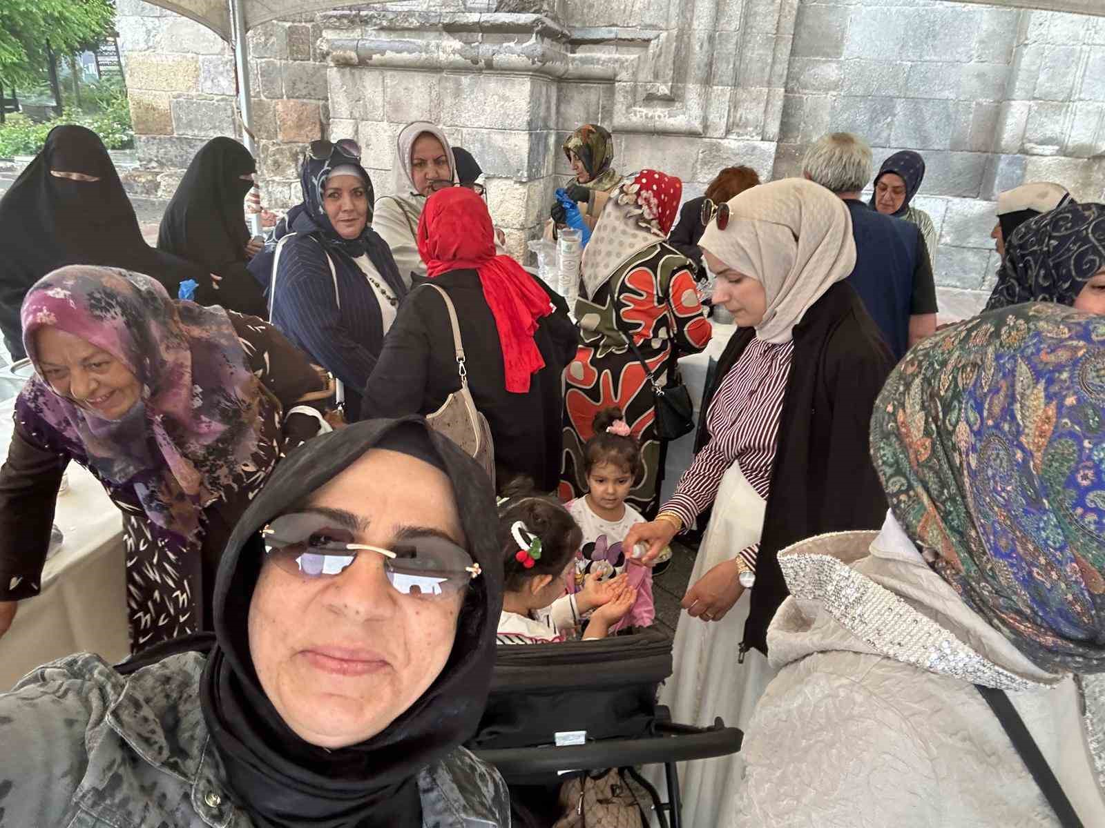 Erzurum Kent Konseyi Kadın Meclisi’nden Çifte Minareli Medrese önünde aşure ikramı