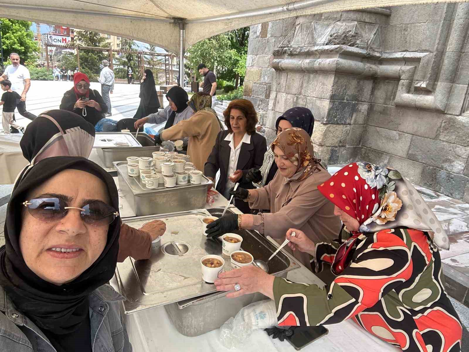 Erzurum Kent Konseyi Kadın Meclisi’nden Çifte Minareli Medrese önünde aşure ikramı