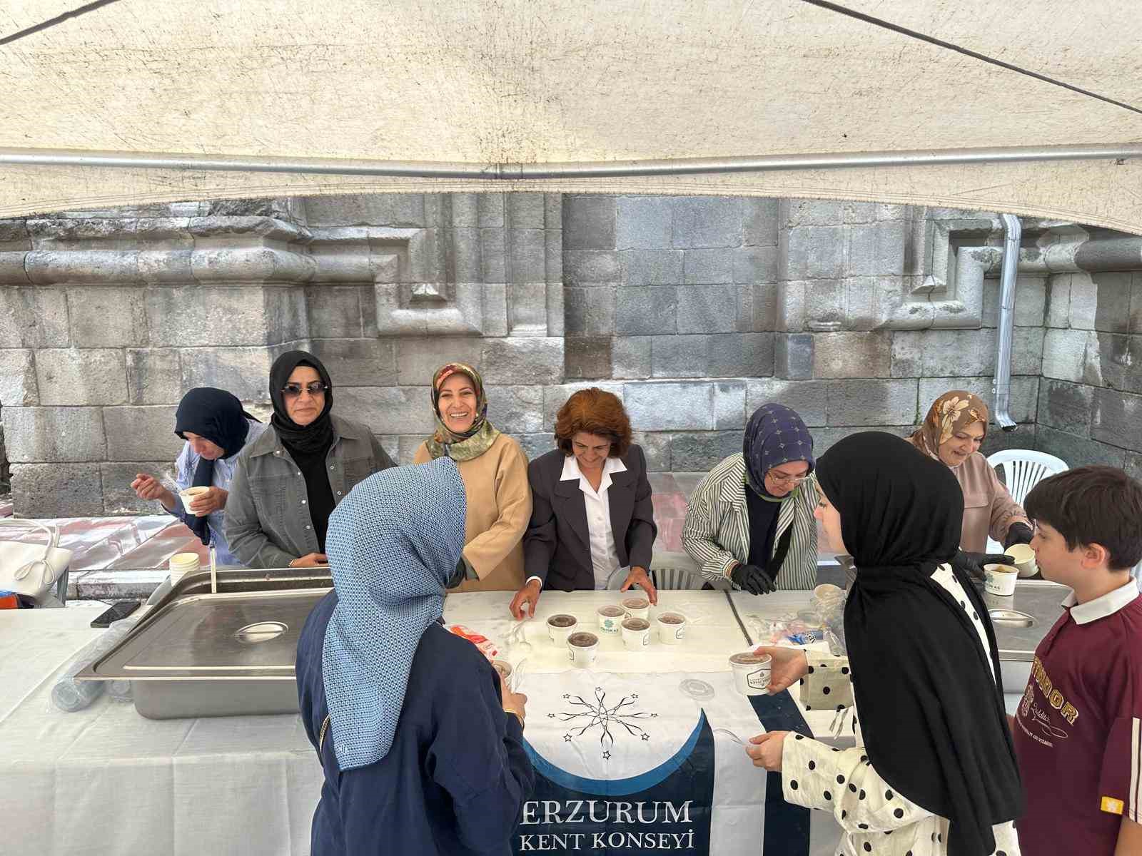 Erzurum Kent Konseyi Kadın Meclisi’nden Çifte Minareli Medrese önünde aşure ikramı