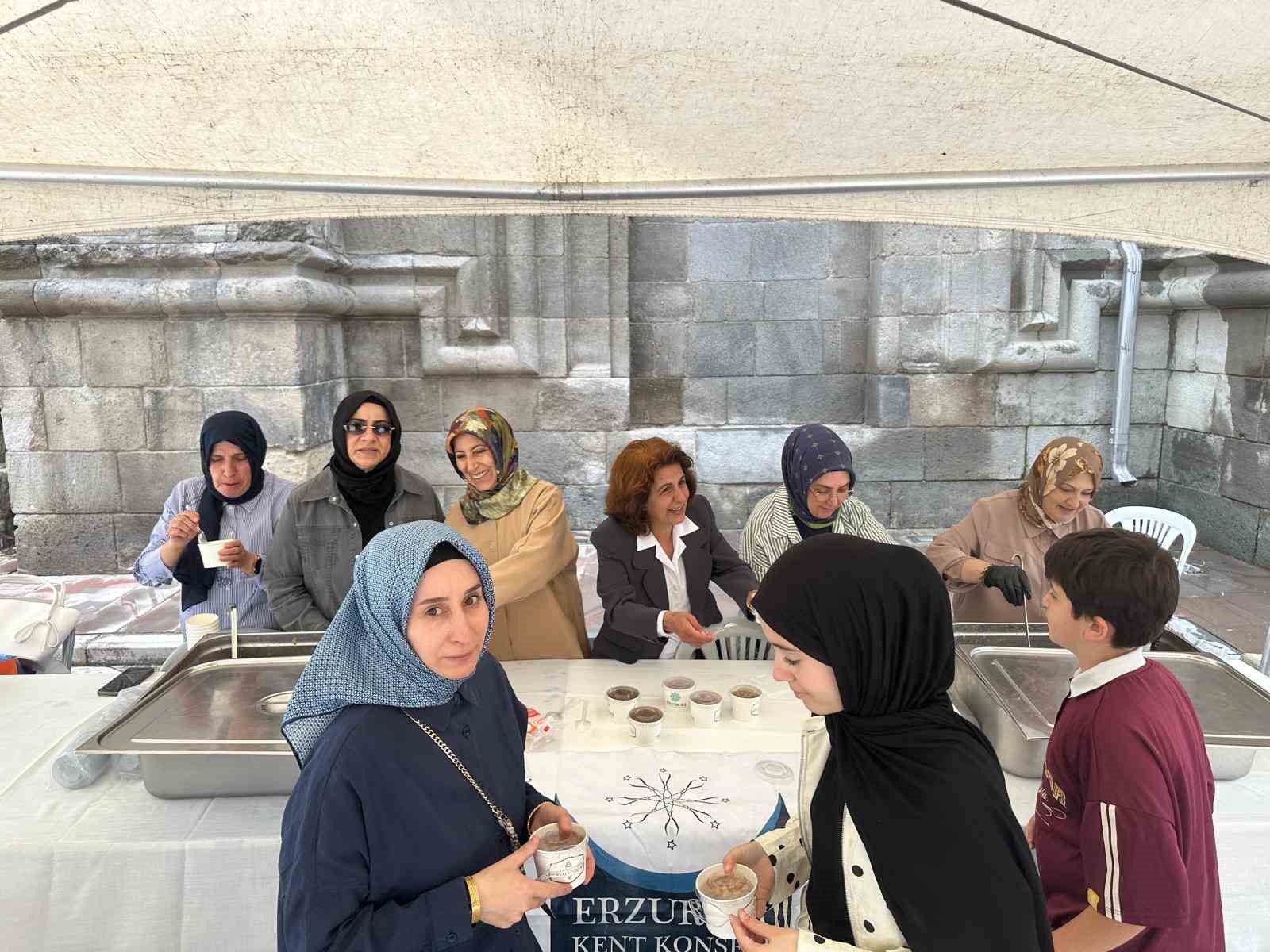 Erzurum Kent Konseyi Kadın Meclisi’nden Çifte Minareli Medrese önünde aşure ikramı