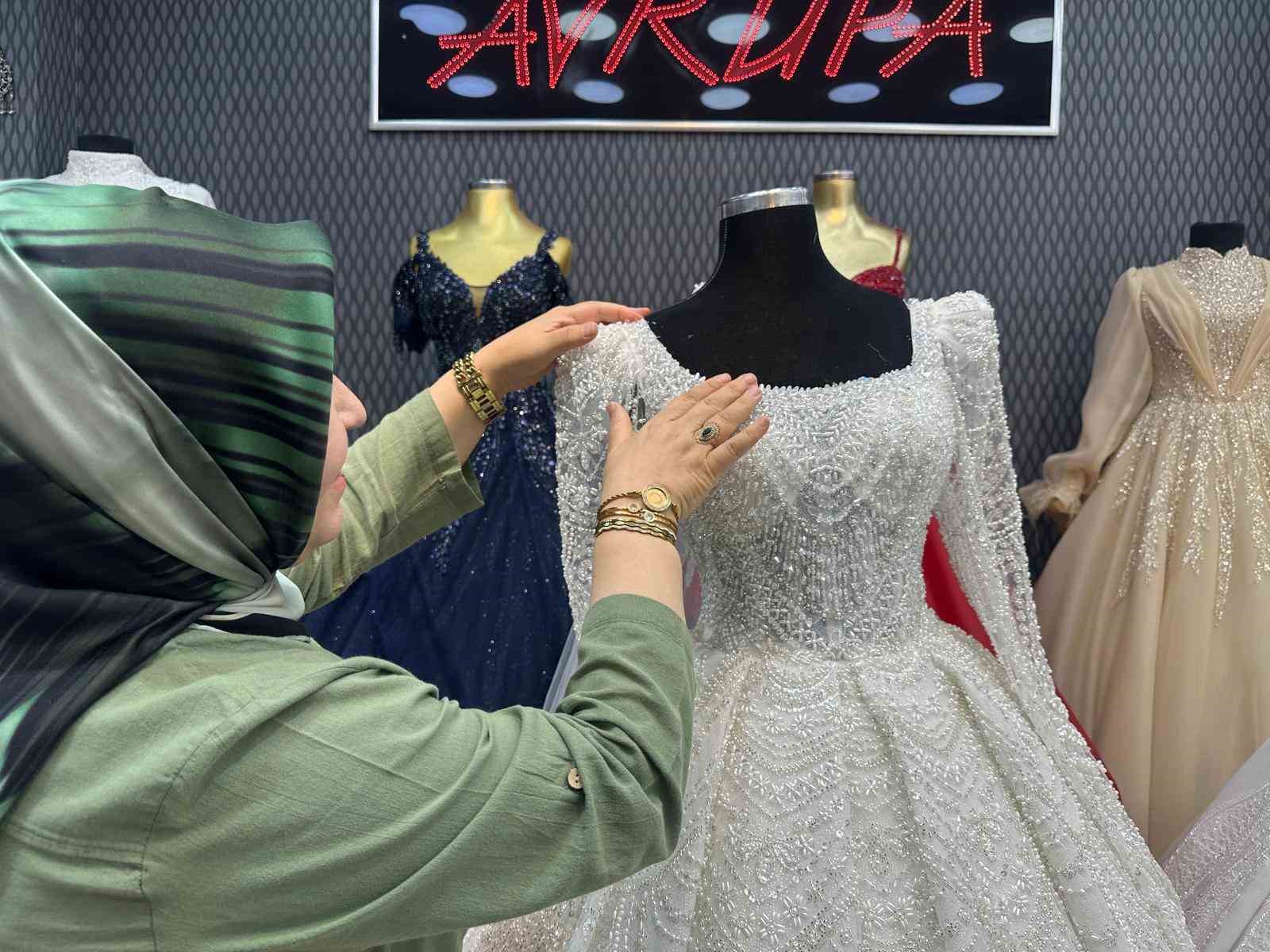 Bu sezon dantel ve kaburga gelinlik modelleri revaçta