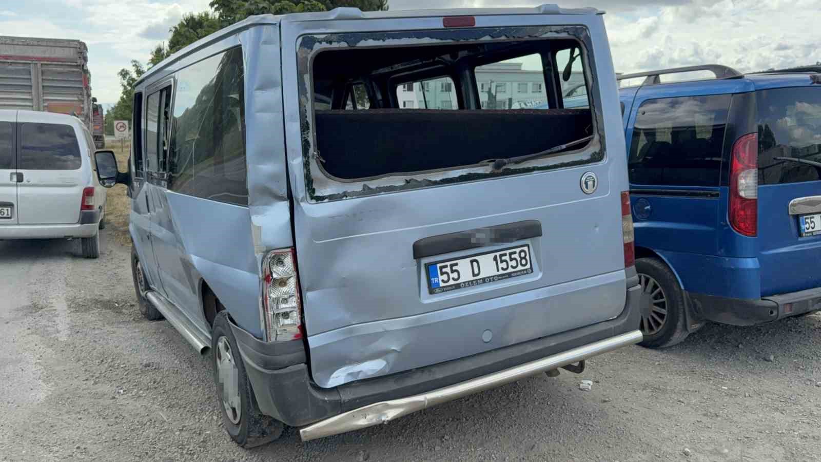 Tırın çarptığı dolmuşun sürücüsü yaralandı