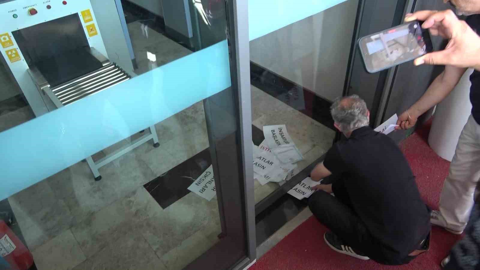 Atış Yapı mağdurları Downtown önünde toplandı: "Evimizi istiyoruz"