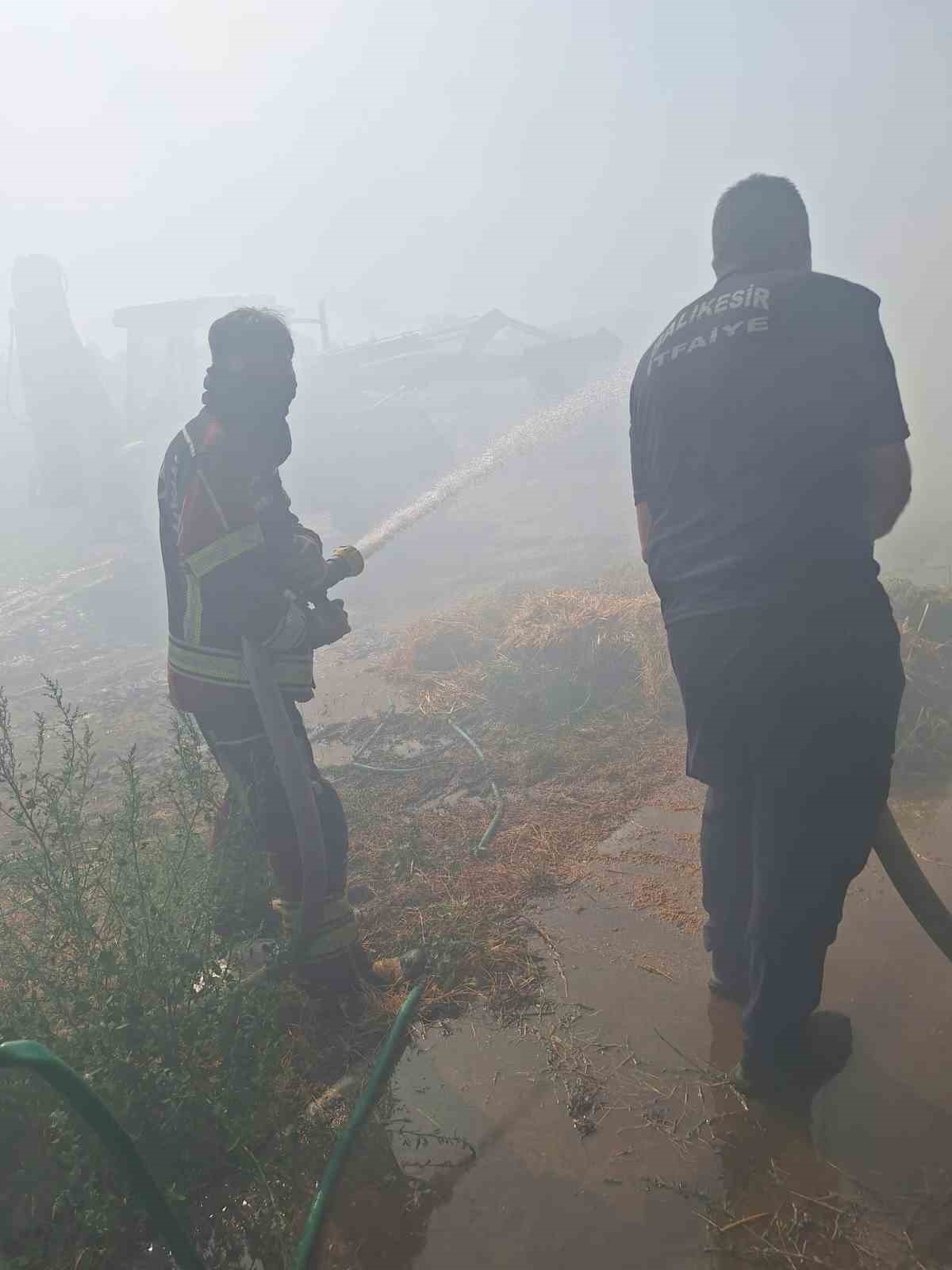 Edremit’teki yangında 2 bin saman ve yonca balyası zarar gördü