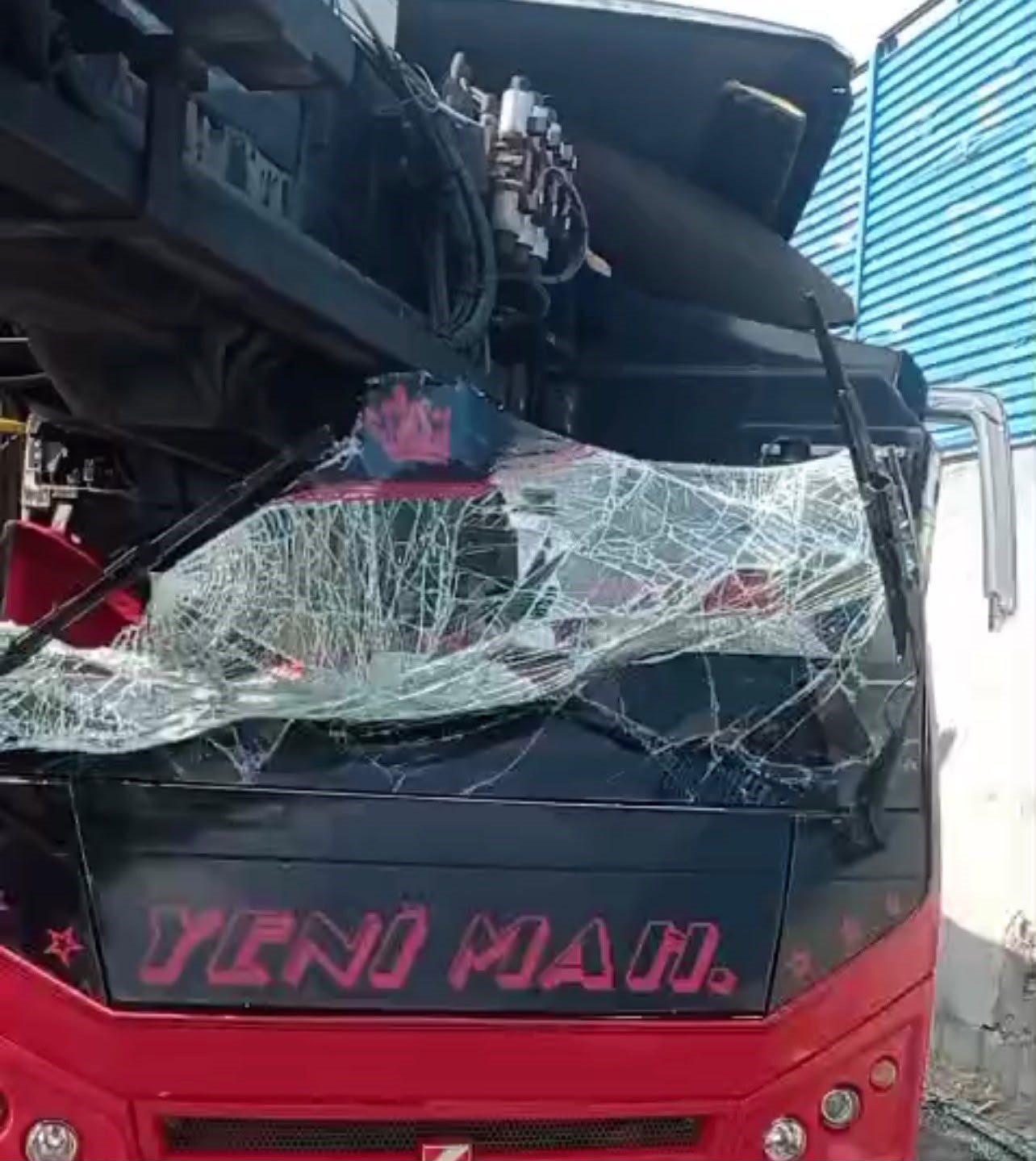 Mersin’de minibüs ile vinç çarpıştı: 1 yaralı