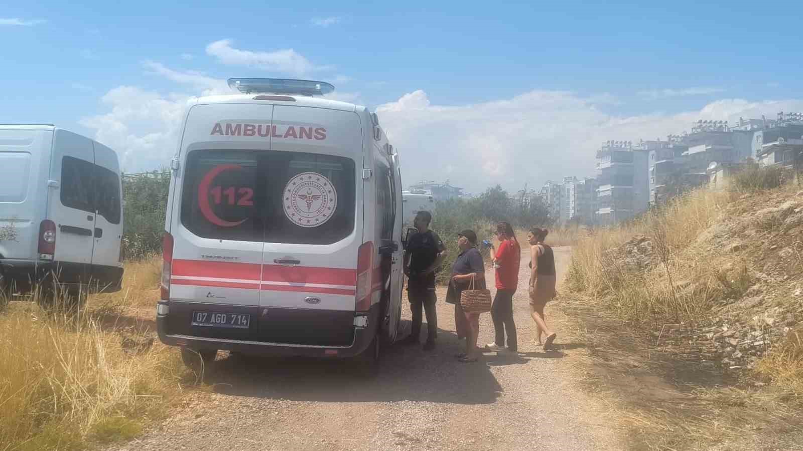 İnşaat malzemelerinin bulunduğu baraka alevlere teslim oldu
