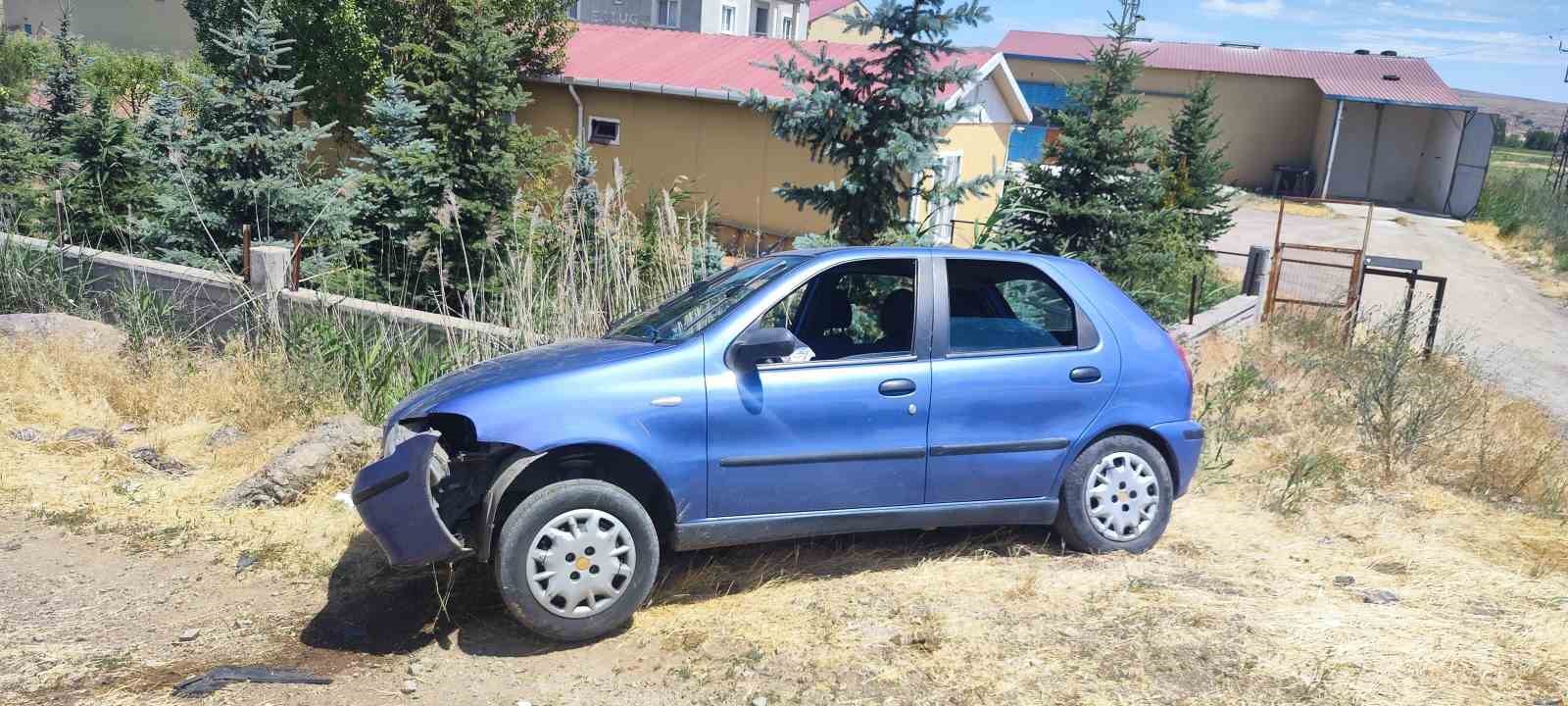 Sivas’ta kontrolden çıkan otomobil bariyerlere çarptı: 4 yaralı