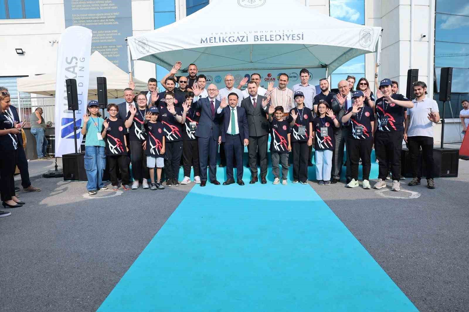 Vali Çiçek: "Kodlamaları yaparken vatanımızın, milletimizin geleceğini kodlar gibi kodlayacağız"