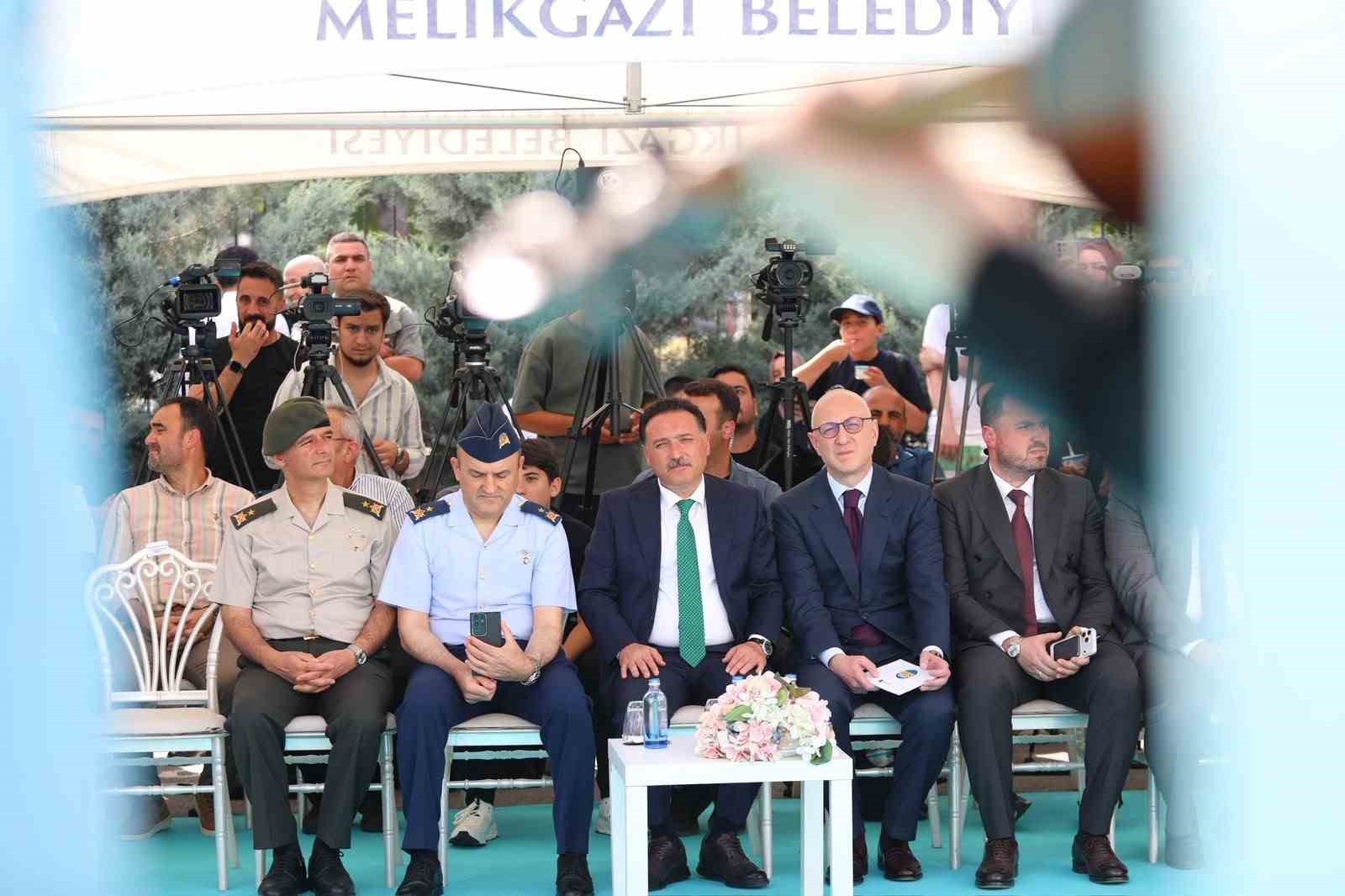 Vali Çiçek: "Kodlamaları yaparken vatanımızın, milletimizin geleceğini kodlar gibi kodlayacağız"