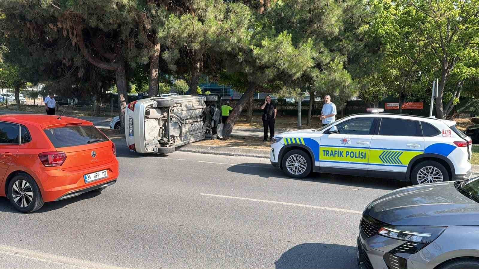 Bakırköy’de kontrolden çıkan otomobil takla attı: 1 yaralı