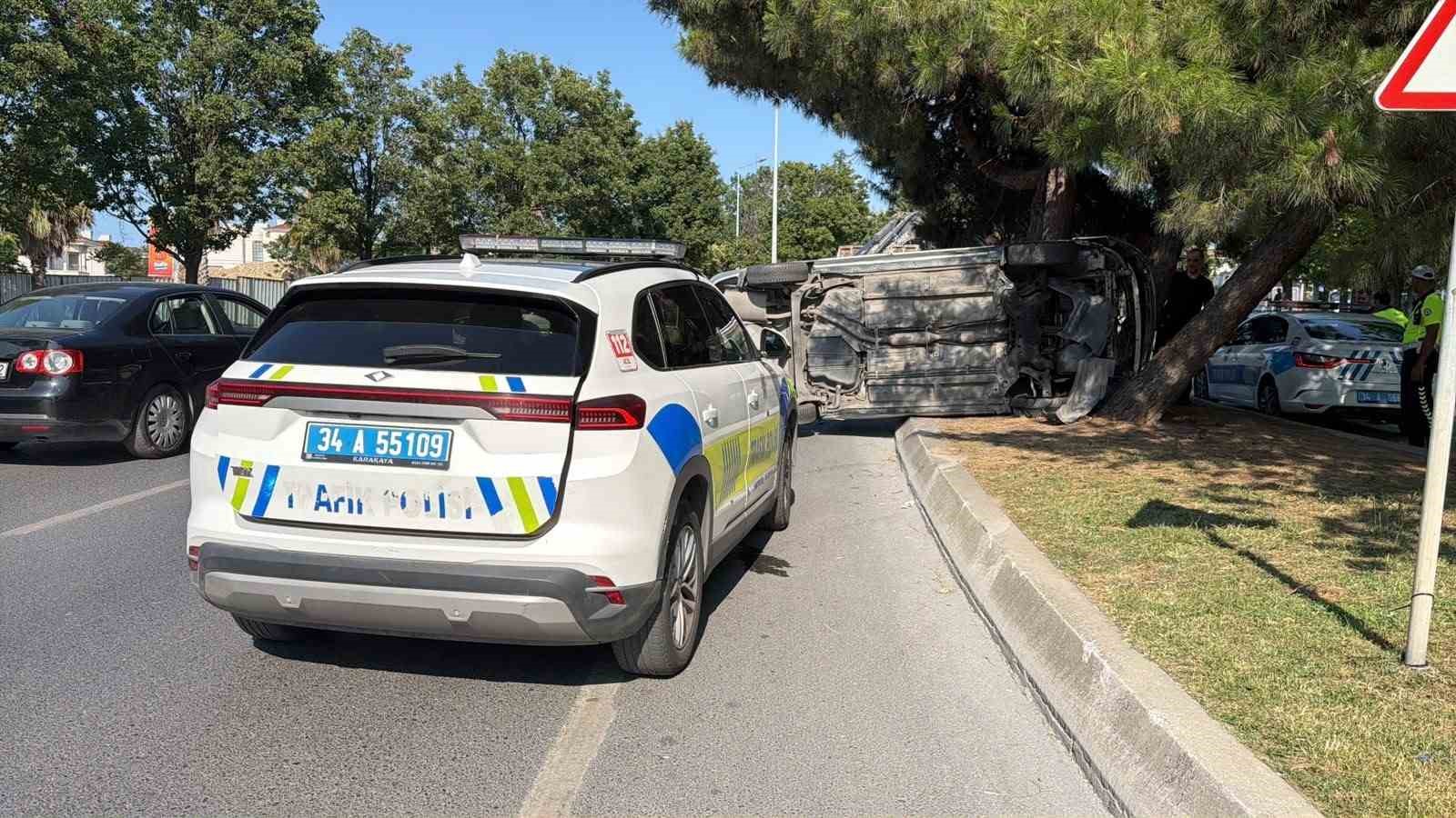 Bakırköy’de kontrolden çıkan otomobil takla attı: 1 yaralı
