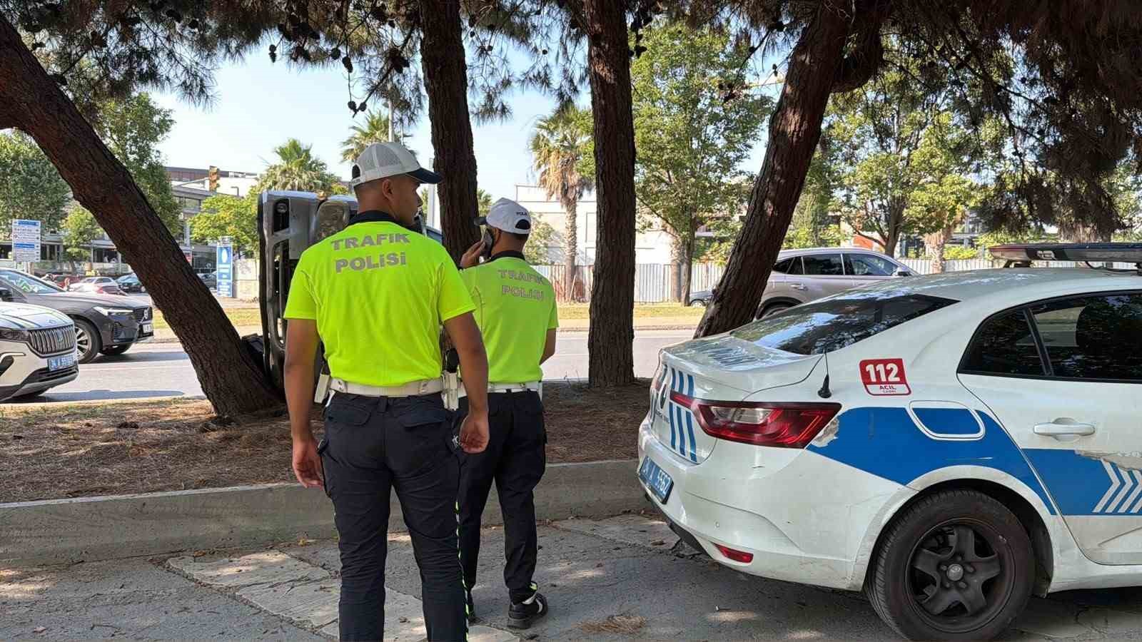 Bakırköy’de kontrolden çıkan otomobil takla attı: 1 yaralı