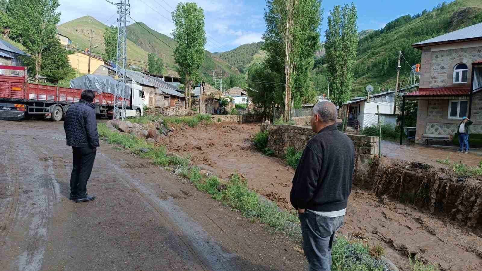 Oltu’da sağanak yağış sele dönüştü: Ev ve bahçeleri su bastı