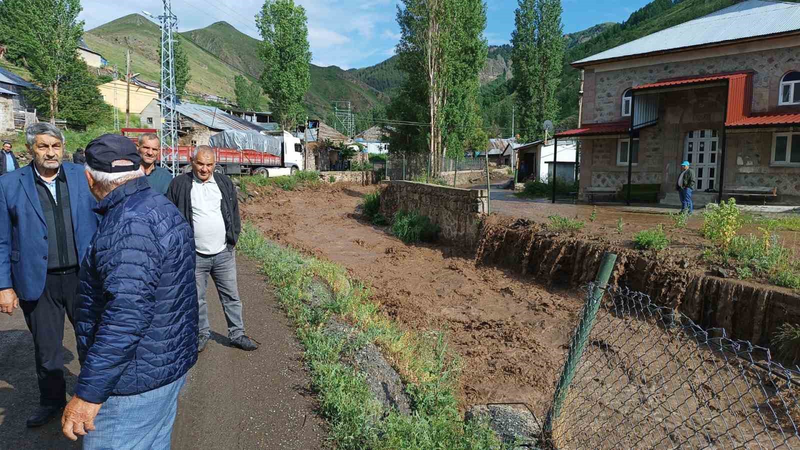 Oltu’da sağanak yağış sele dönüştü: Ev ve bahçeleri su bastı