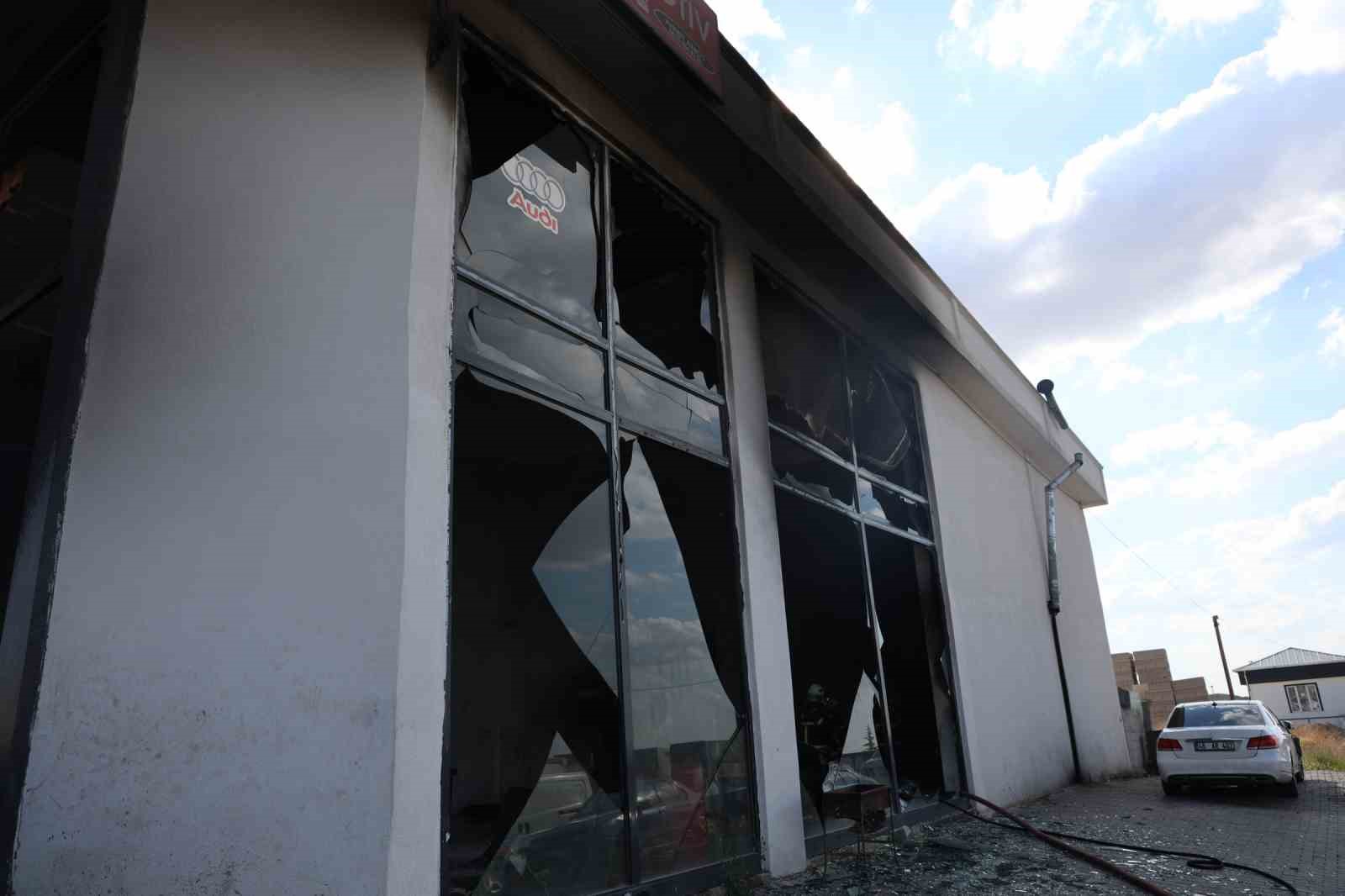 Oto tamirhanesinde yangın: 5 kişi dumandan etkilendi