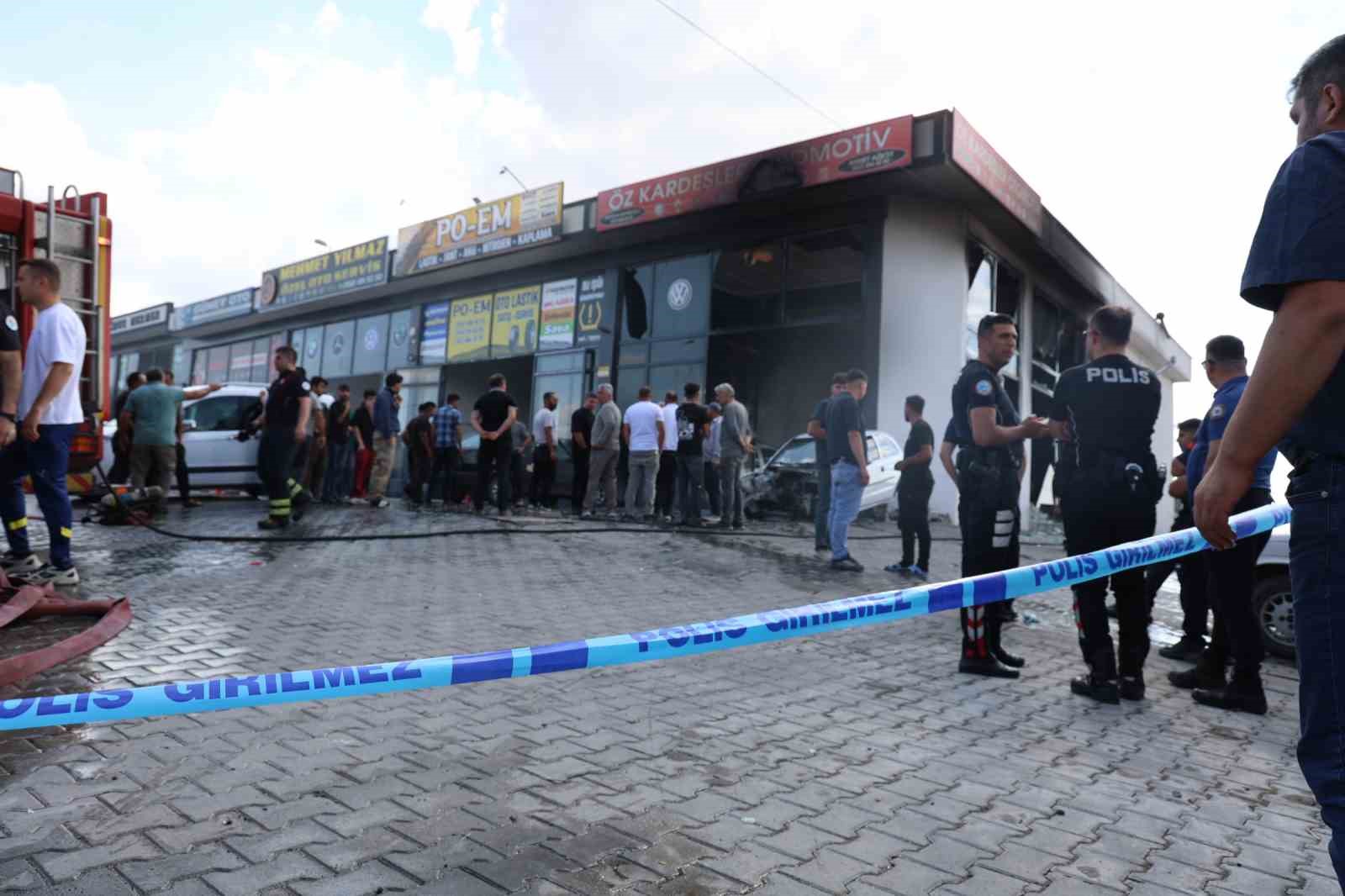 Oto tamirhanesinde yangın: 5 kişi dumandan etkilendi